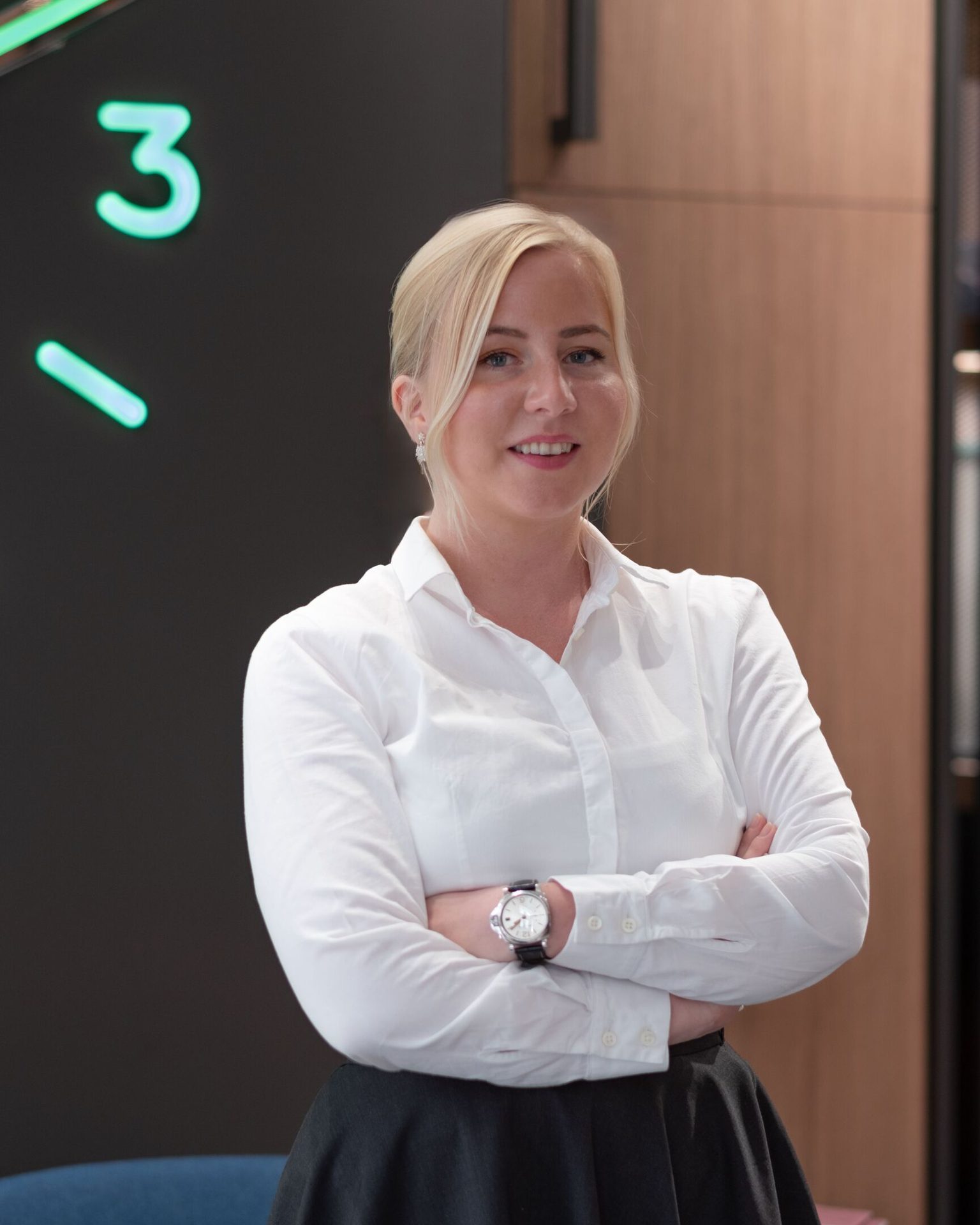 Facial expression, Formal wear, White-collar worker, Sleeve, Shoulder, Collar, Smile, Blond, Happiness