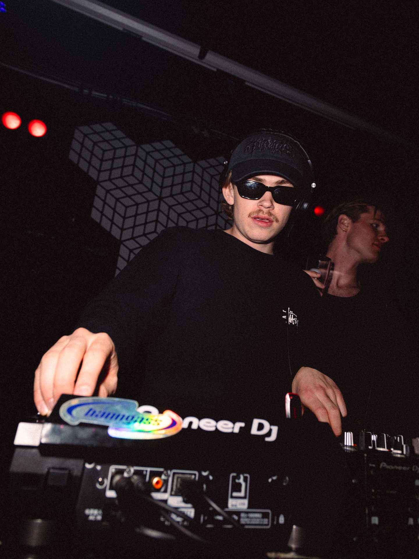 Flash photography, Music artist, Sunglasses, Entertainment, Hat, Goggles