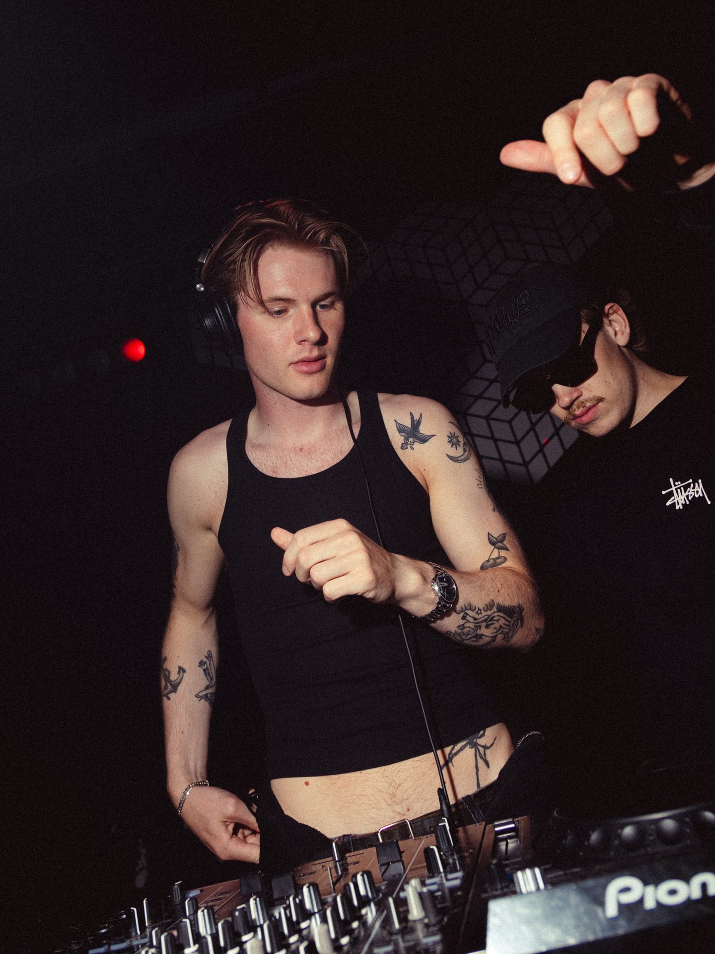 Musical instrument accessory, Flash photography, Hand, Hairstyle, Arm, Muscle, Gesture, Music, Entertainment, Cool
