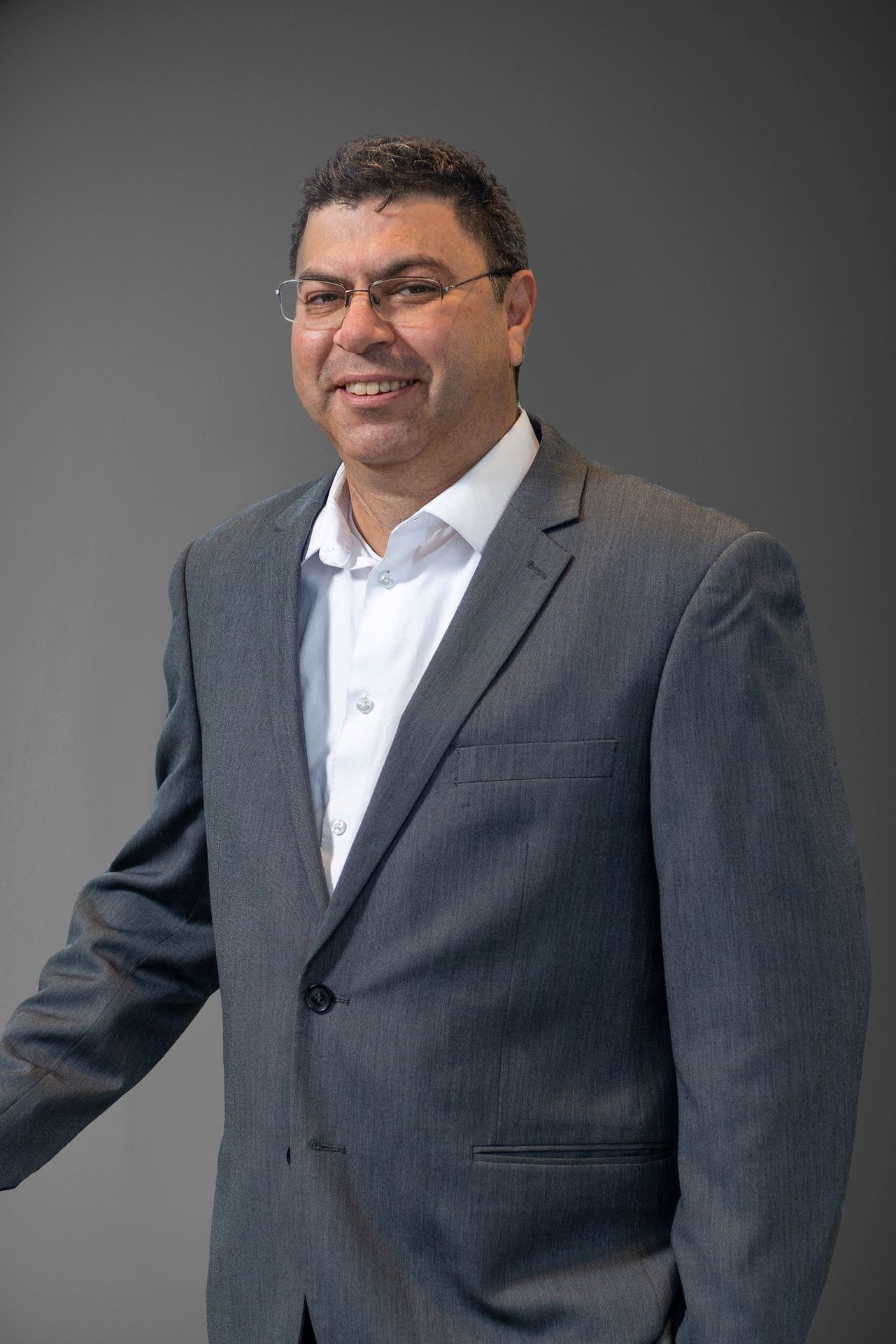 Suit trousers, Dress shirt, Flash photography, Glasses, Chin, Smile, Sleeve, Coat, Gesture, Grey