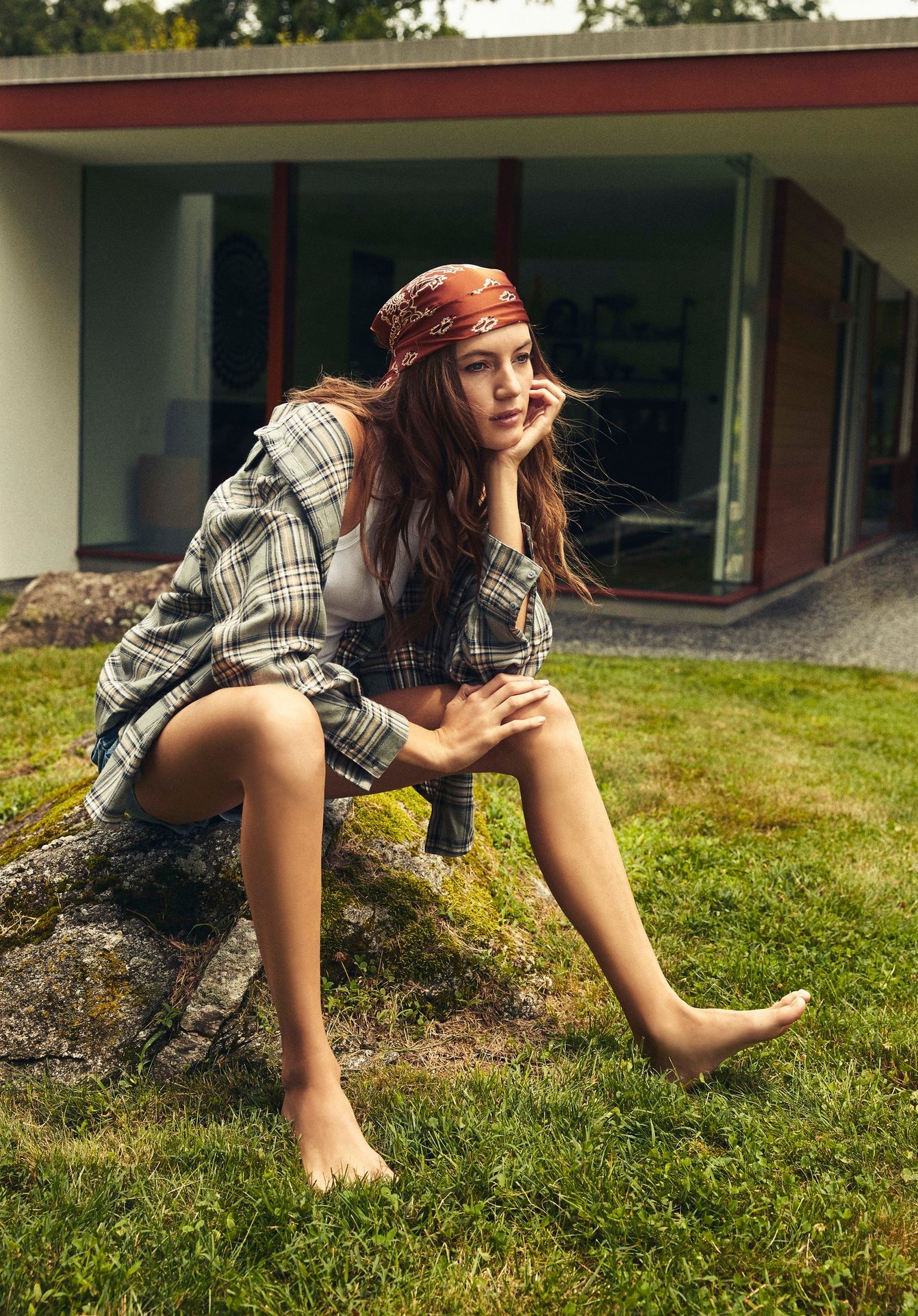 People in nature, Flash photography, Plant, Shoulder, Leg, Sunlight, Thigh, Happy, Grass, Knee