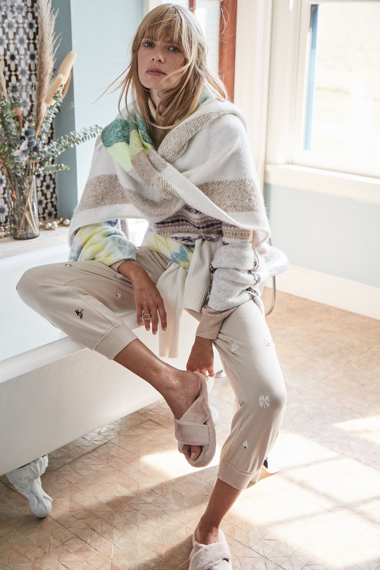 Shoe, Shoulder, Leg, Sleeve, Eyewear, Thigh, Knee, Wood, Cool, Waist
