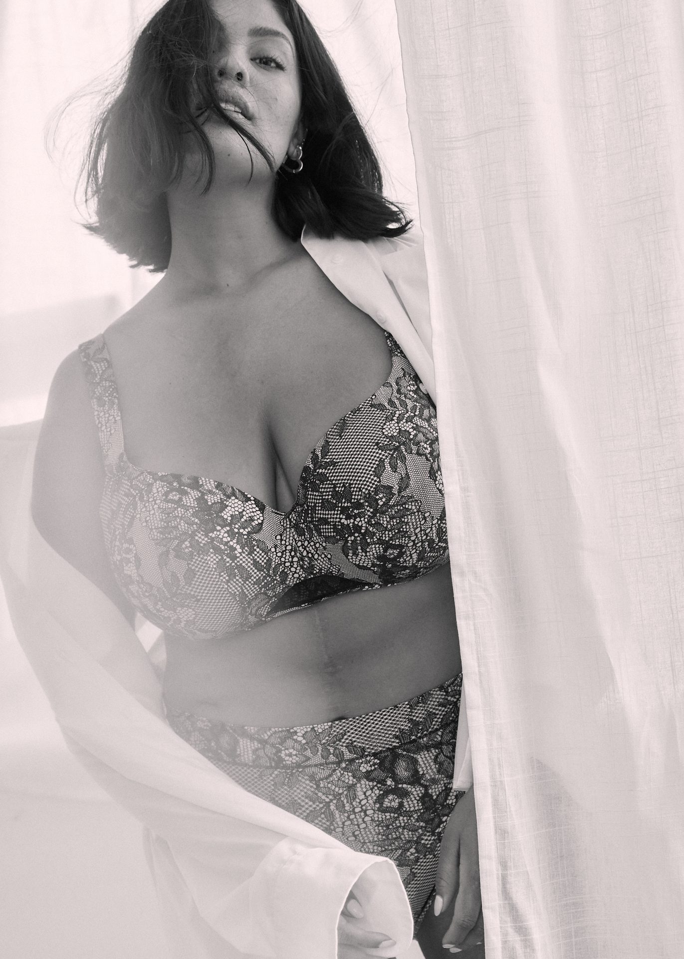 Flash photography, Strapless dress, Shoulder, Black, Eyelash, Waist, Black-and-white, Thigh, Style, Chest