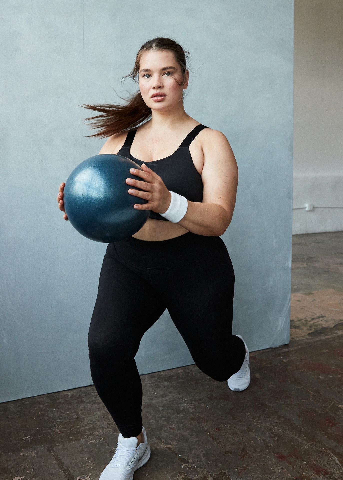 yoga pant, Active pants, Sports equipment, Flash photography, Joint, Shoulder, Stomach, Leg, Neck, Waist