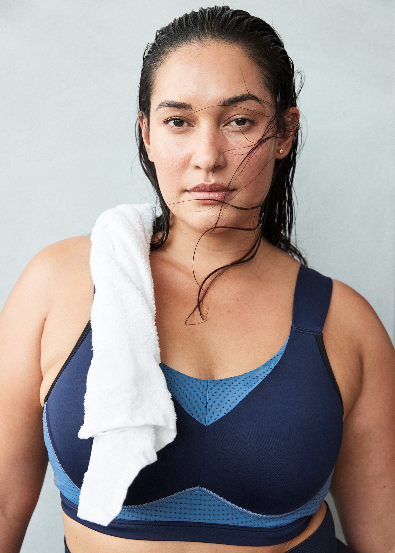 Active tank, Clothing, Joint, Chin, Shoulder, Eyebrow, Azure, Neck, Eyelash, Sleeve
