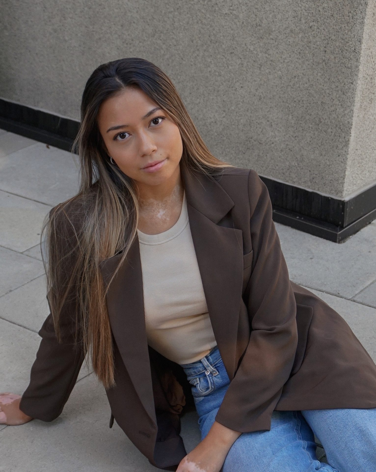 Lip, Outerwear, Neck, Sleeve, Thigh, Grey, Waist, Cool