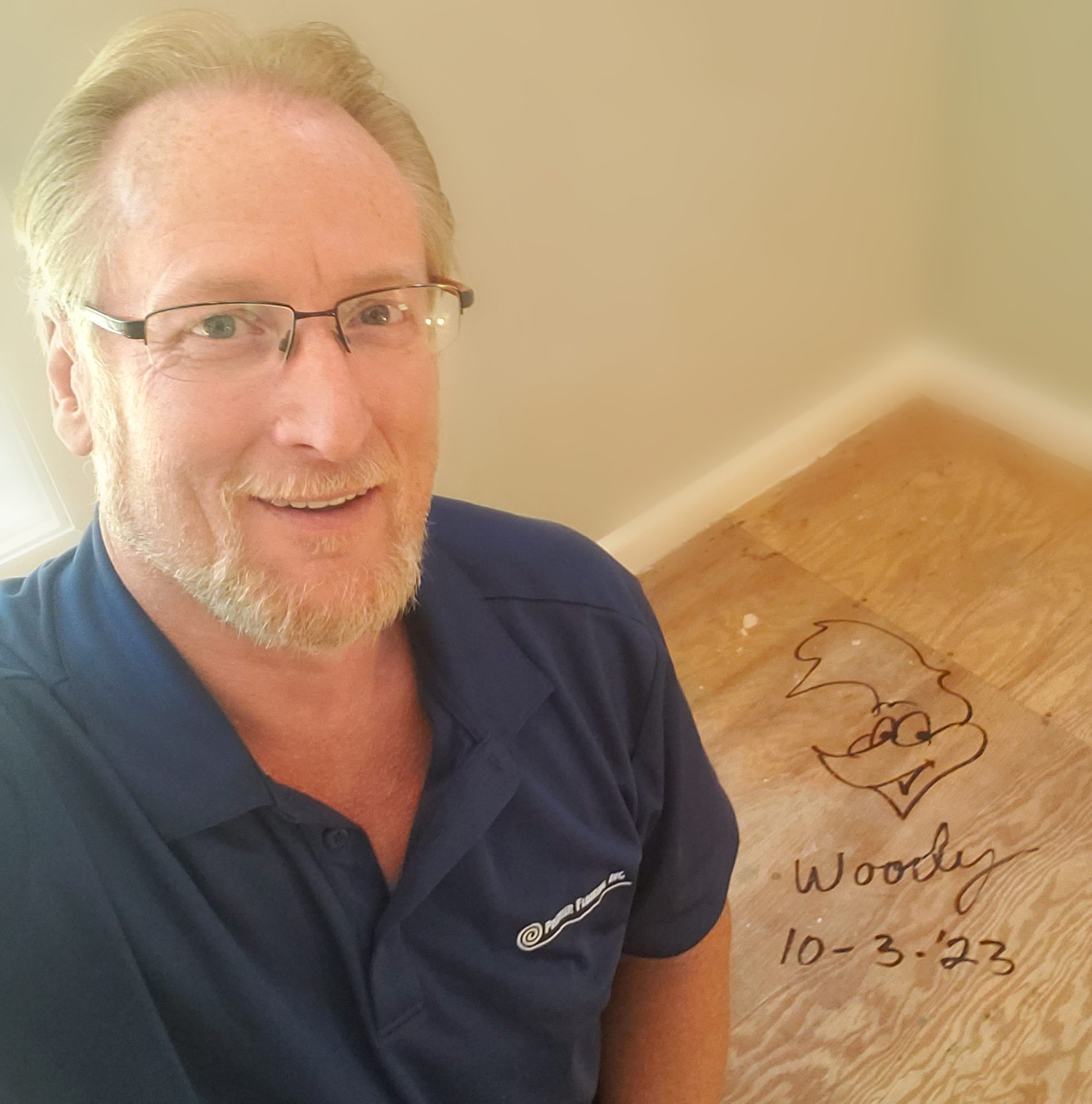 Vision care, Forehead, Glasses, Smile, Sleeve, Happy, Eyewear, Beard