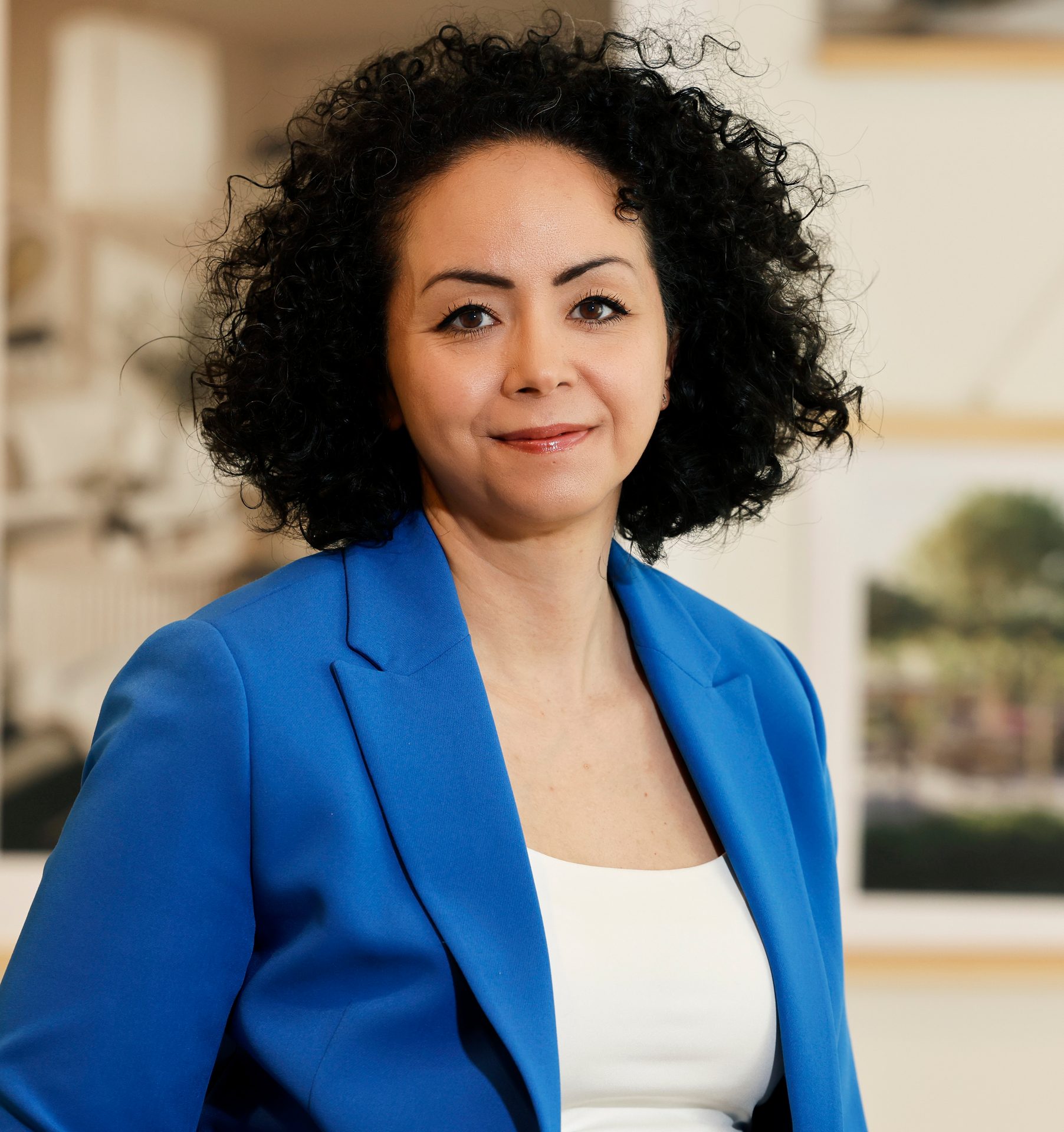 Facial expression, Formal wear, Black hair, White-collar worker, Shoulder, Blazer, Smile, Happiness