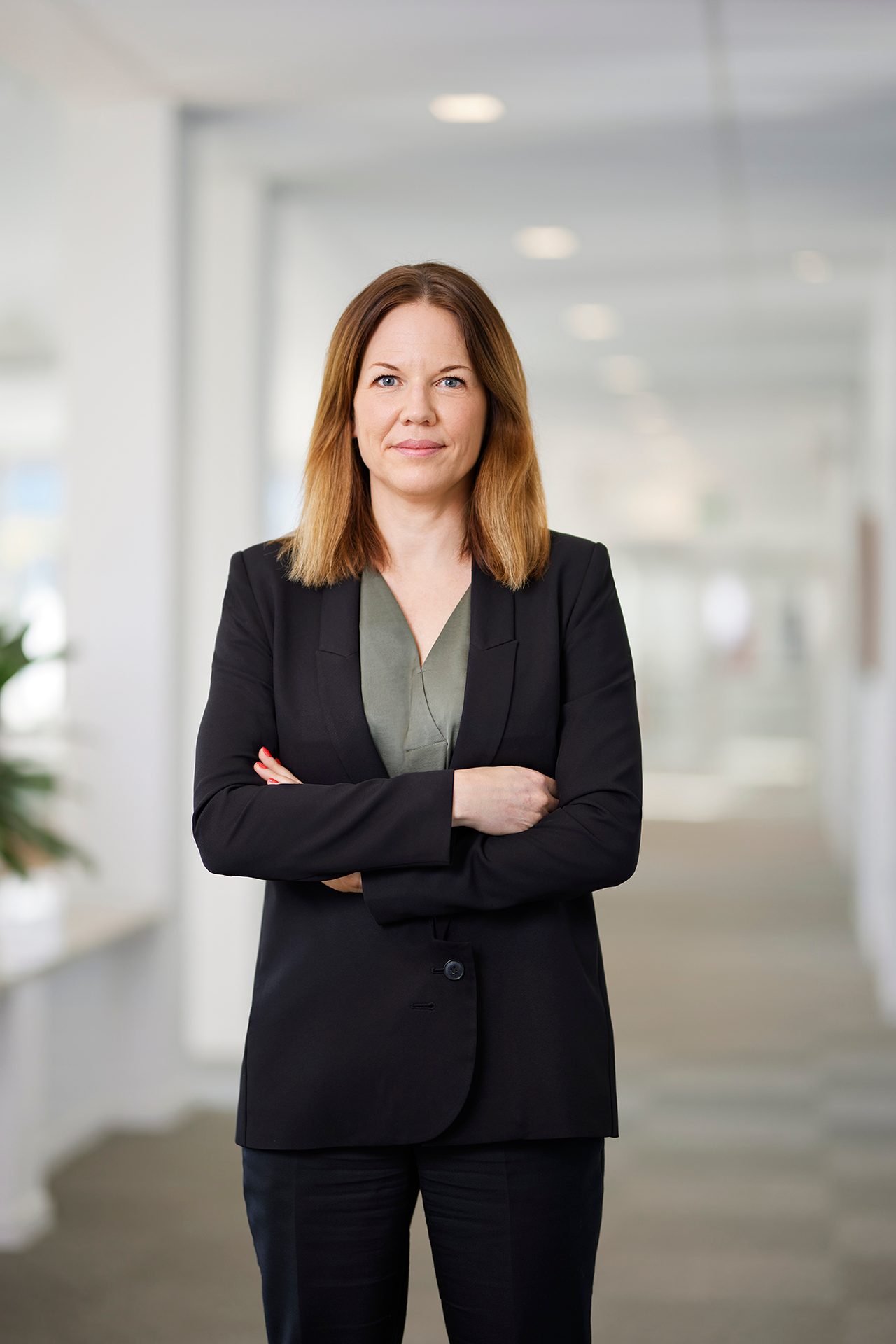 Facial expression, Formal wear, White-collar worker, Layered hair, Sleeve, Shoulder, Blazer, Smile, Coat