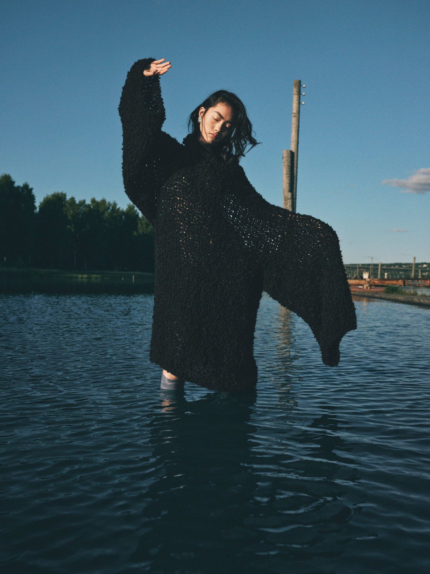 People in nature, Flash photography, Water, Sky, Sleeve, Gesture, Happy, Lake