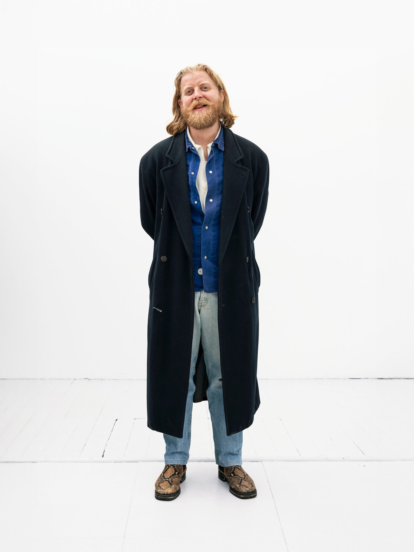 Dress shirt, Arm, Coat, Neck, Sleeve, Suit, Gesture, Collar, Overcoat, Headgear