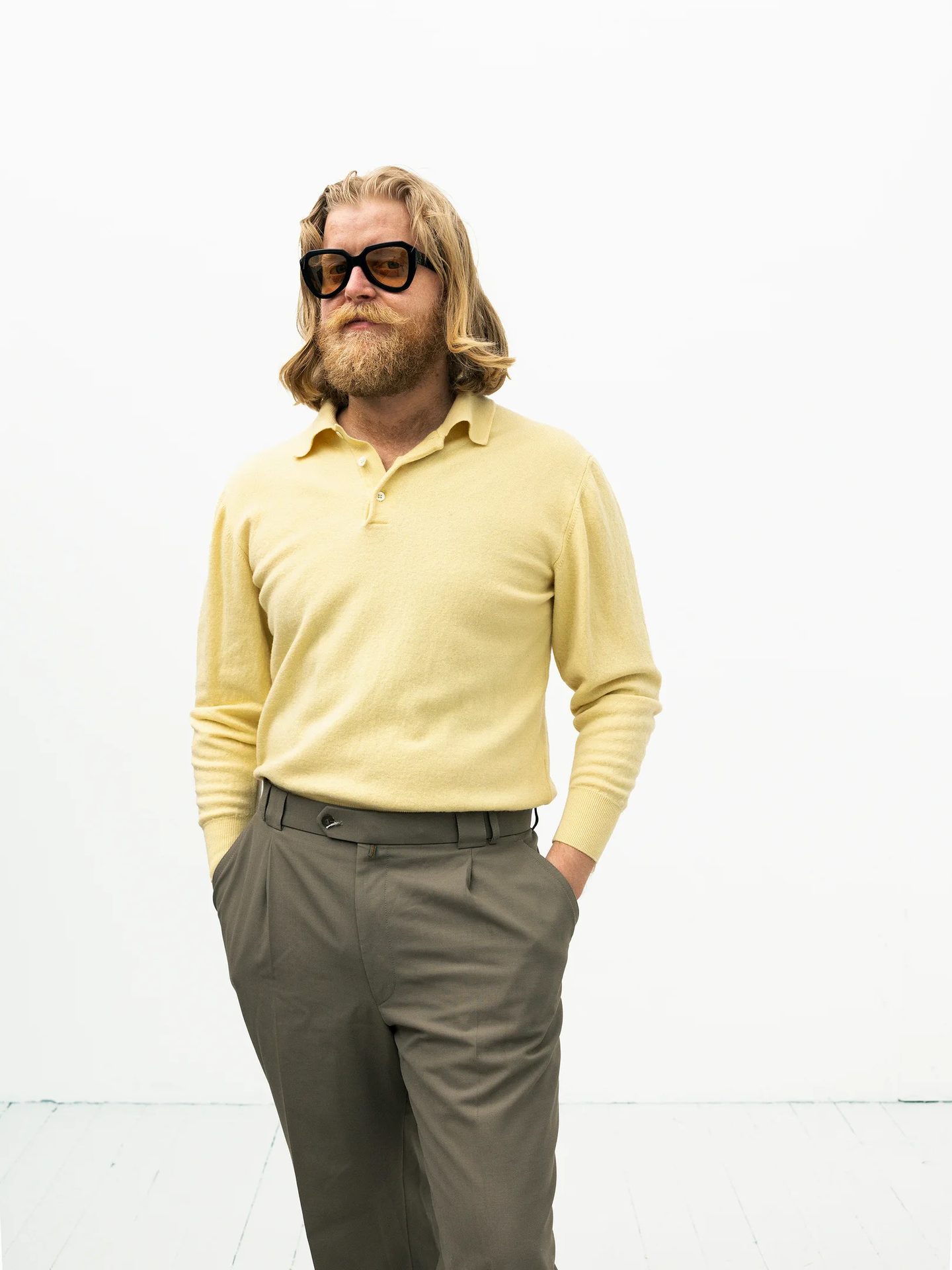 Dress shirt, Human body, Vision care, Beard, Sleeve, Gesture, Grey, Collar, Eyewear, Waist