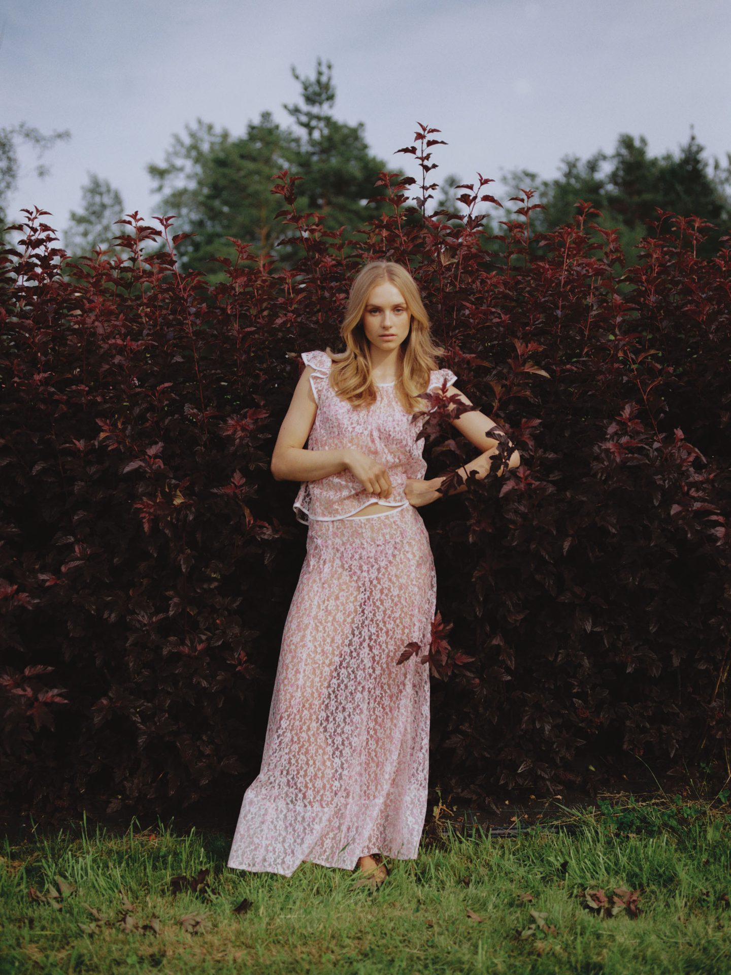 People in nature, One-piece garment, Day dress, Plant, Sky, Waist, Grass, Gown, Happy