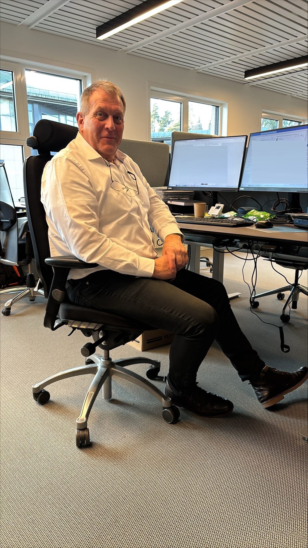 Office chair, Electronic device, Computer desk, Furniture, Sitting, Table, Peripheral