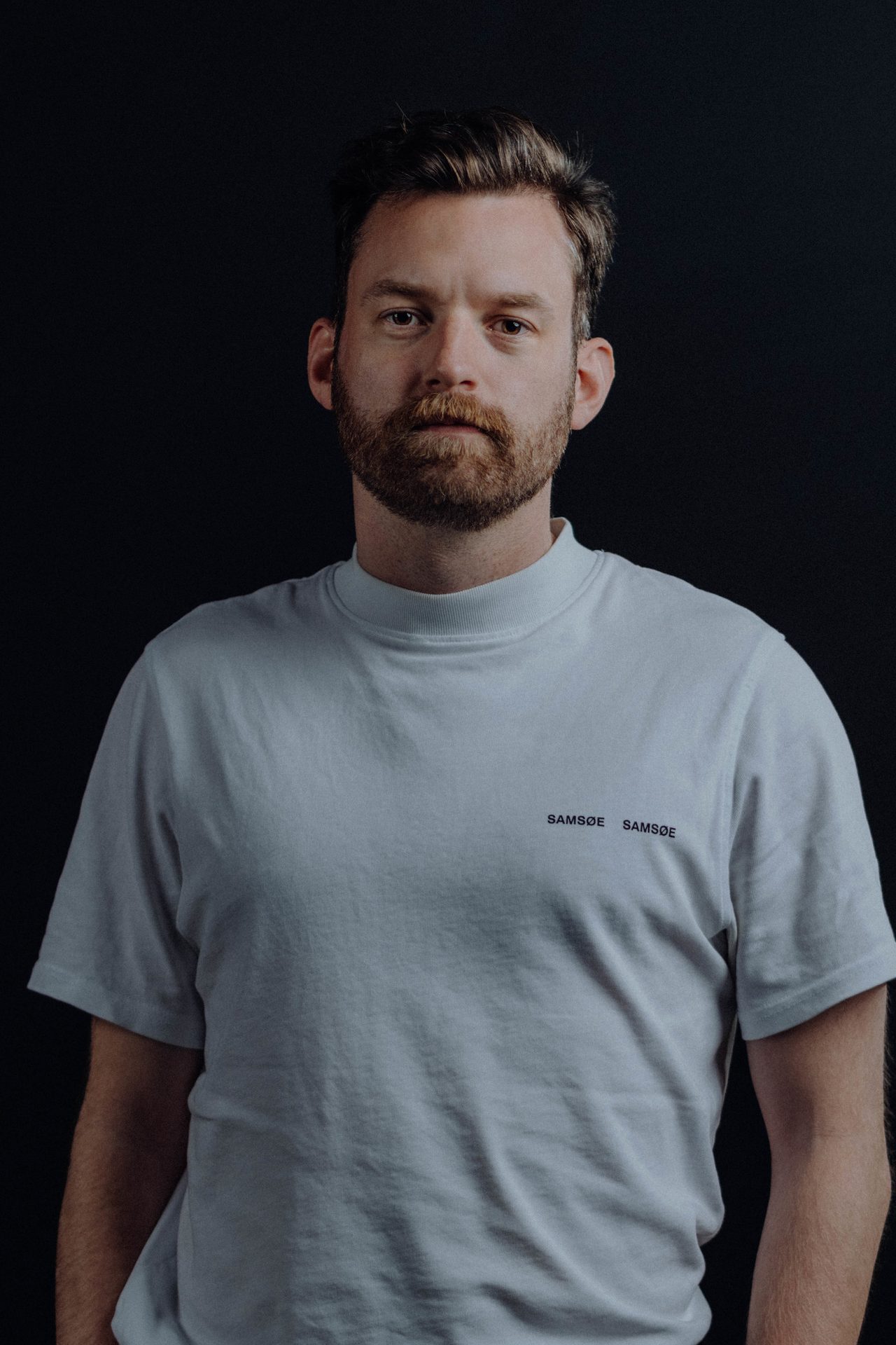 Human body, Forehead, Cheek, Chin, Hairstyle, Shoulder, Arm, Mouth, Beard, Neck