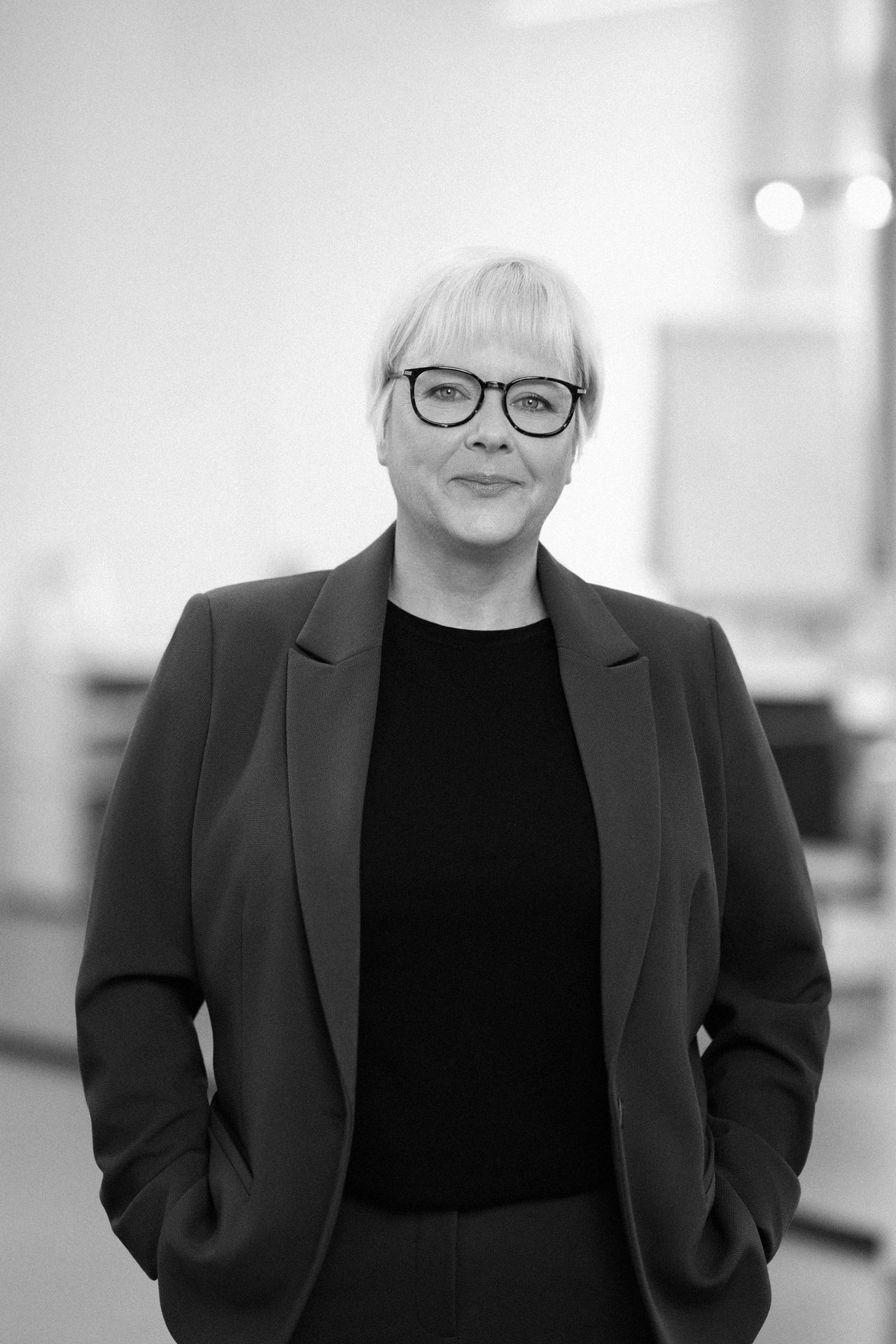 Yvonne Wodzak, Team Lead Martech, Flash photography, Glasses, Smile, Sleeve, Standing, Gesture, Black-and-white, Grey, Collar