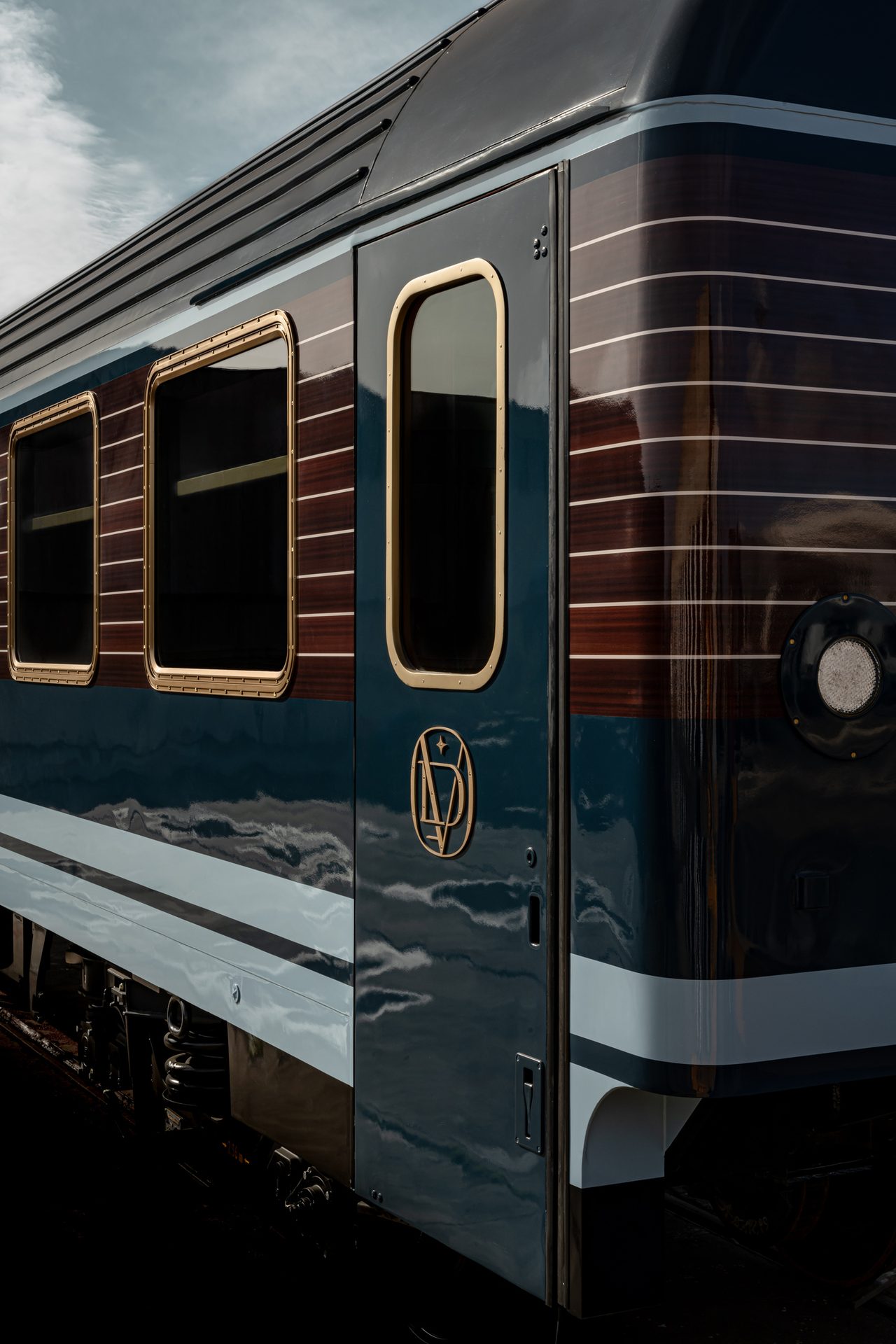 Mode of transport, Rolling stock, Railroad car, Train, Sky, Vehicle, Electricity, Railway, Track, Locomotive