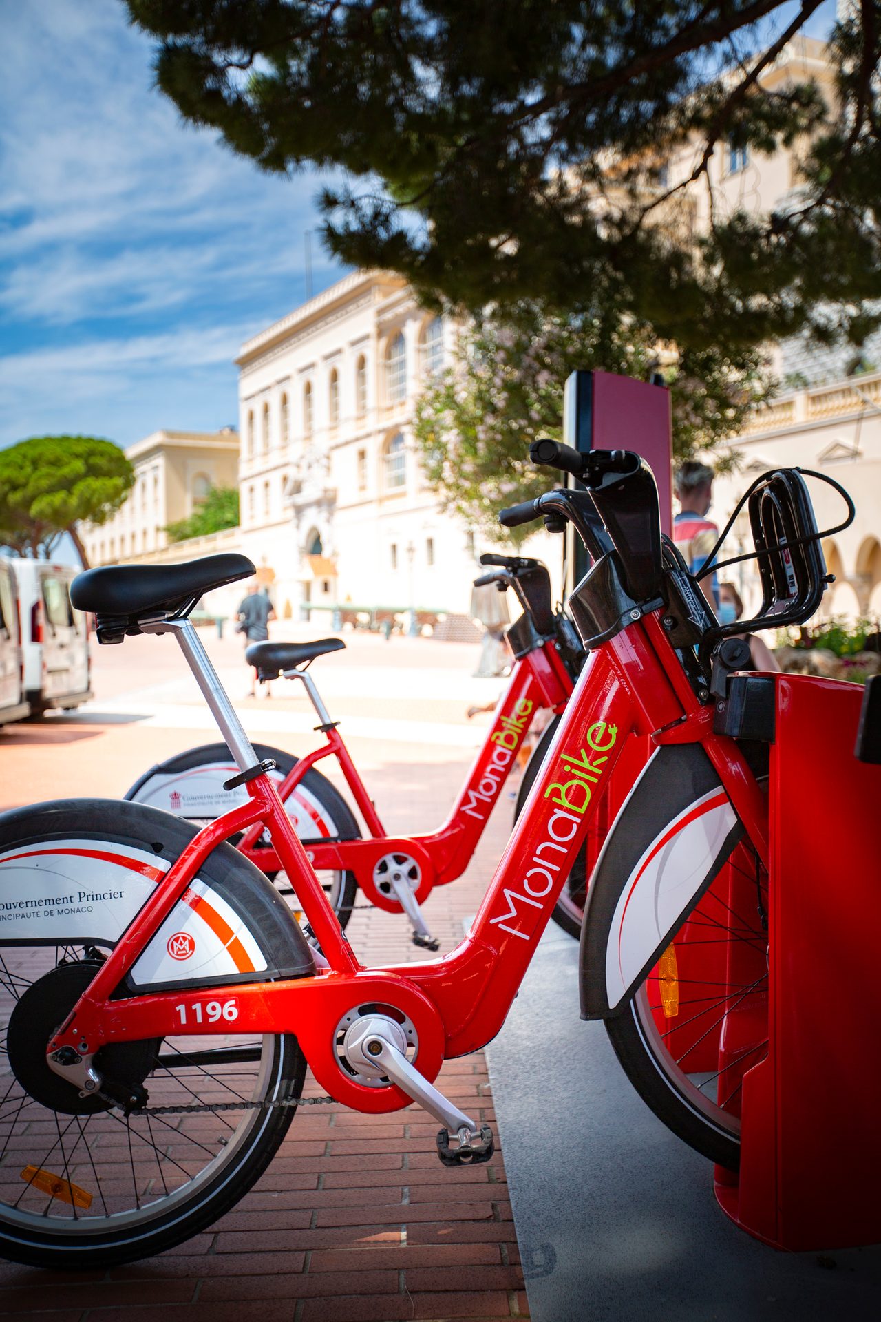 Bicycles--Equipment and supplies, Bicycle handlebar, Automotive lighting, Wheel, Tire, Crankset