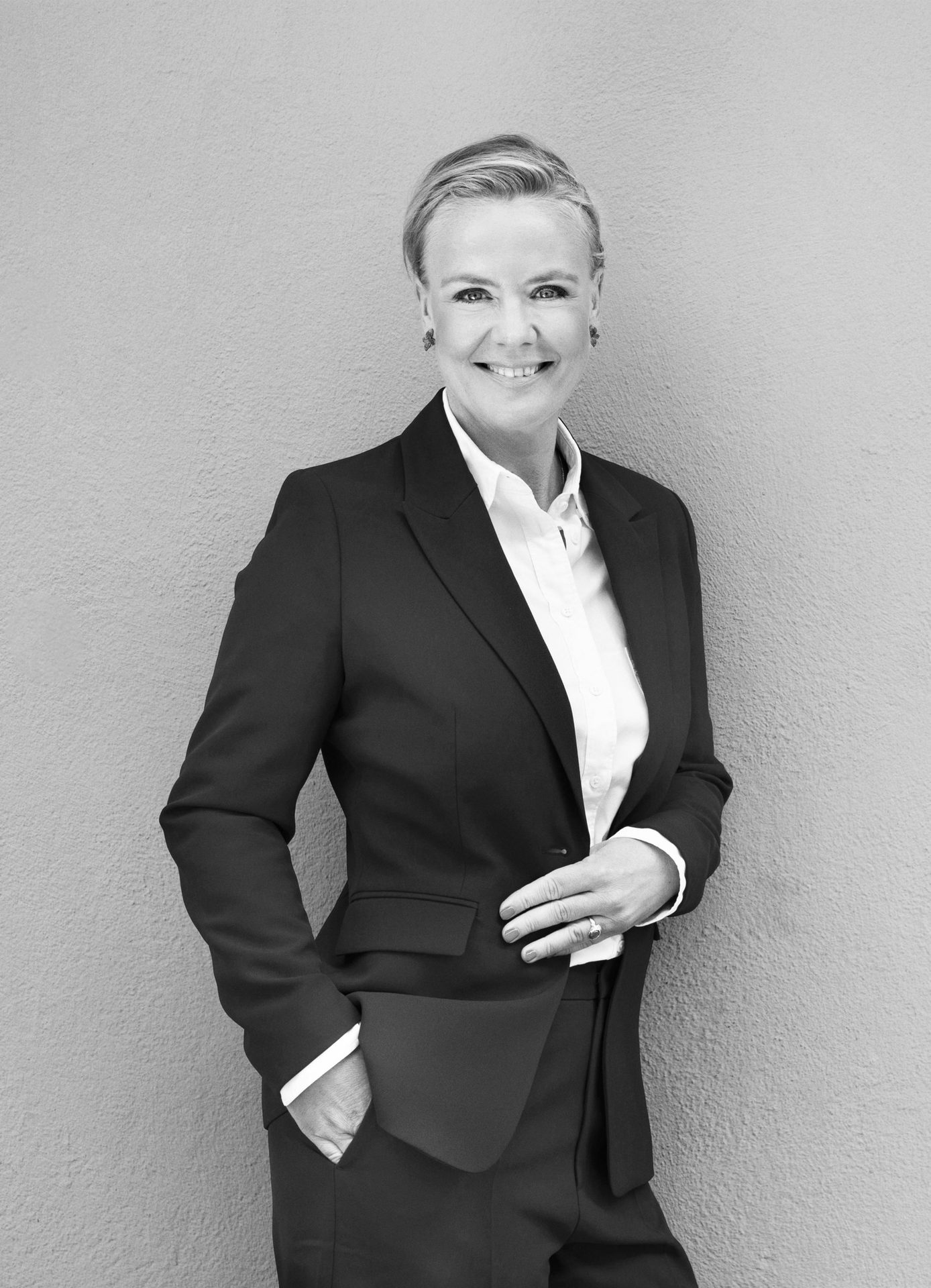 Suit trousers, Dress shirt, Flash photography, Smile, Arm, Sleeve, Gesture, Grey, Collar