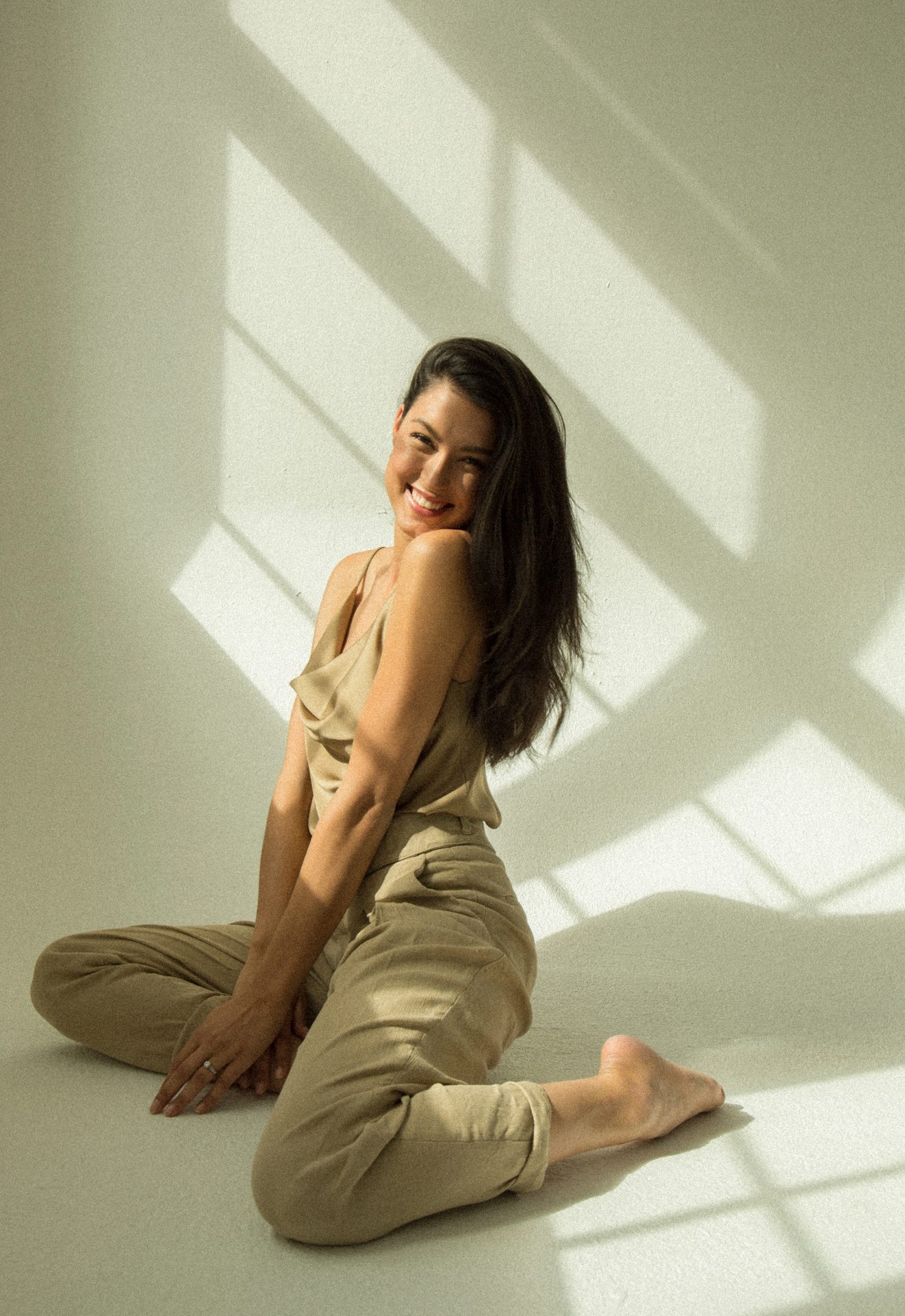 Flash photography, Smile, Leg, Stomach, Knee, Comfort, Waist, Thigh, Wood, Elbow