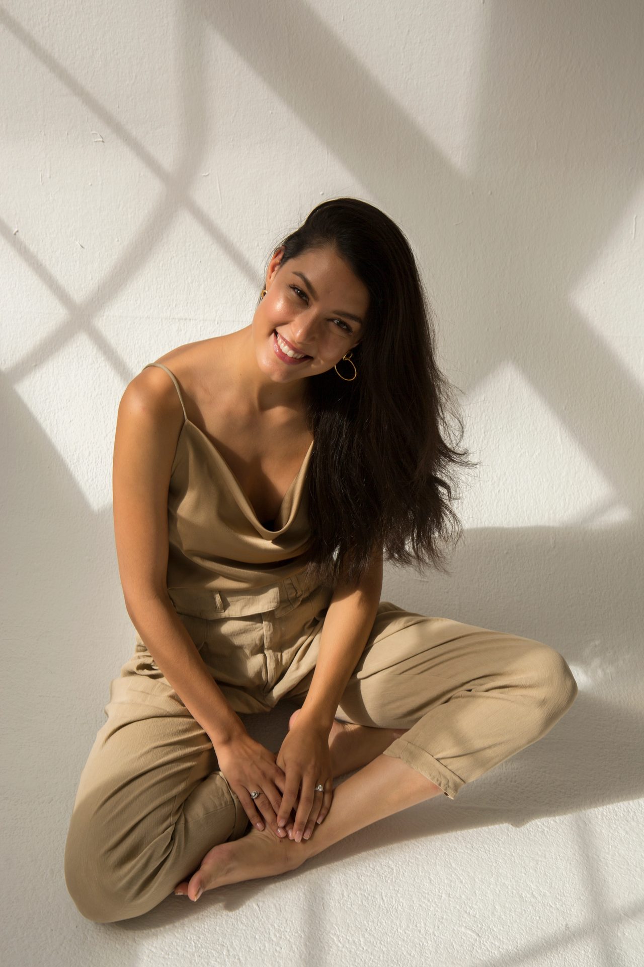 Flash photography, Joint, Skin, Smile, Comfort, Sleeve, Knee, Waist, Thigh, Elbow