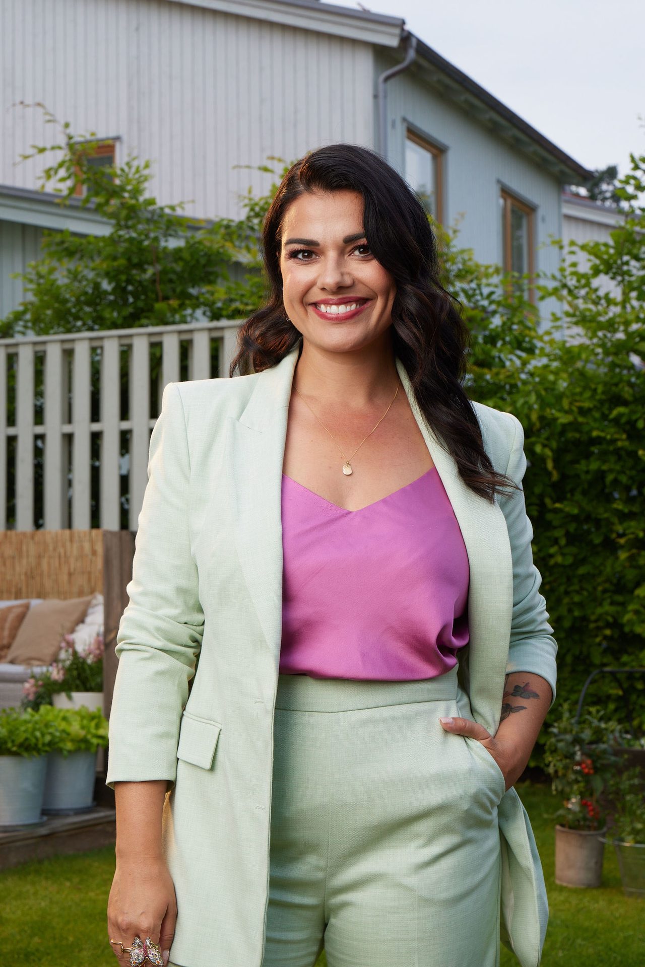 Smile, Joint, Plant, Shoulder, Flowerpot, Fashion, Sleeve, Waist, Building, Collar