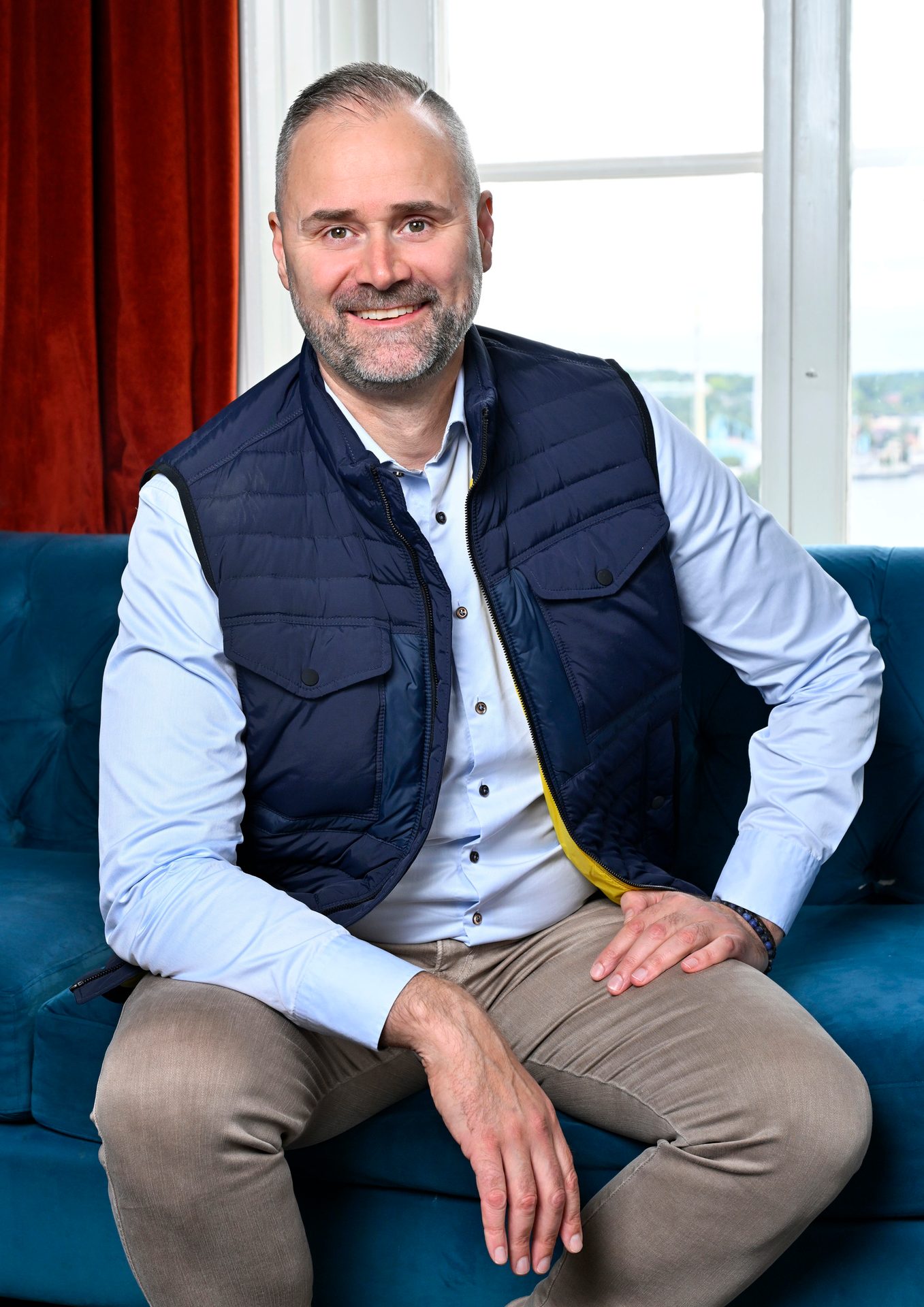 Dress shirt, Flash photography, Face, Smile, Hairstyle, Blue, Comfort, Sleeve, Collar, Beard