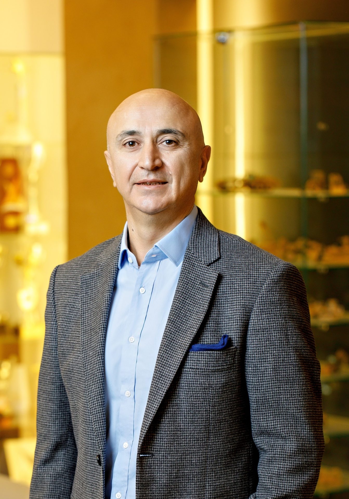 Dress shirt, Chin, Sleeve, Collar, Suit