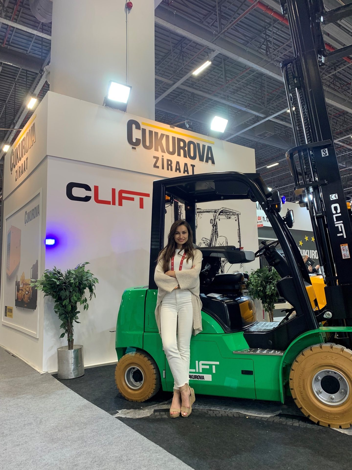 Mode of transport, Forklift truck, Automotive tire, Motor vehicle, Wheel, Tread, Plant