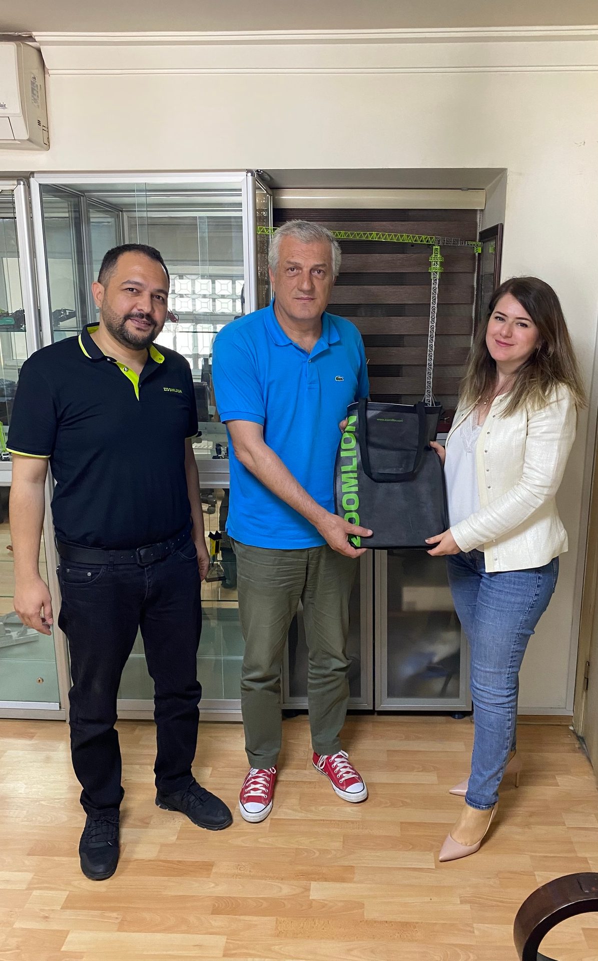 Joint, Shoe, Shoulder, Muscle, Leg, Smile, Knee