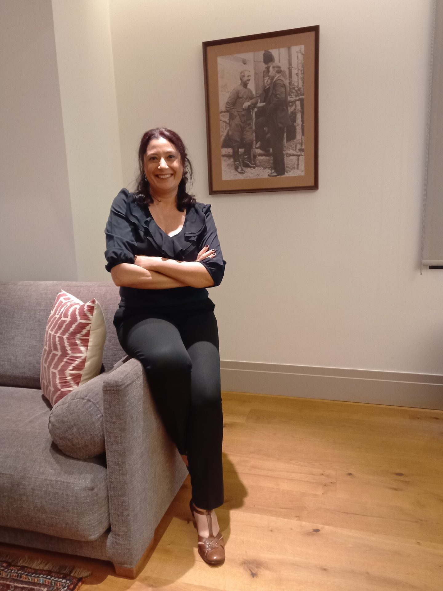Picture frame, Comfort, Sleeve, Smile, Floor, Flooring, Wood