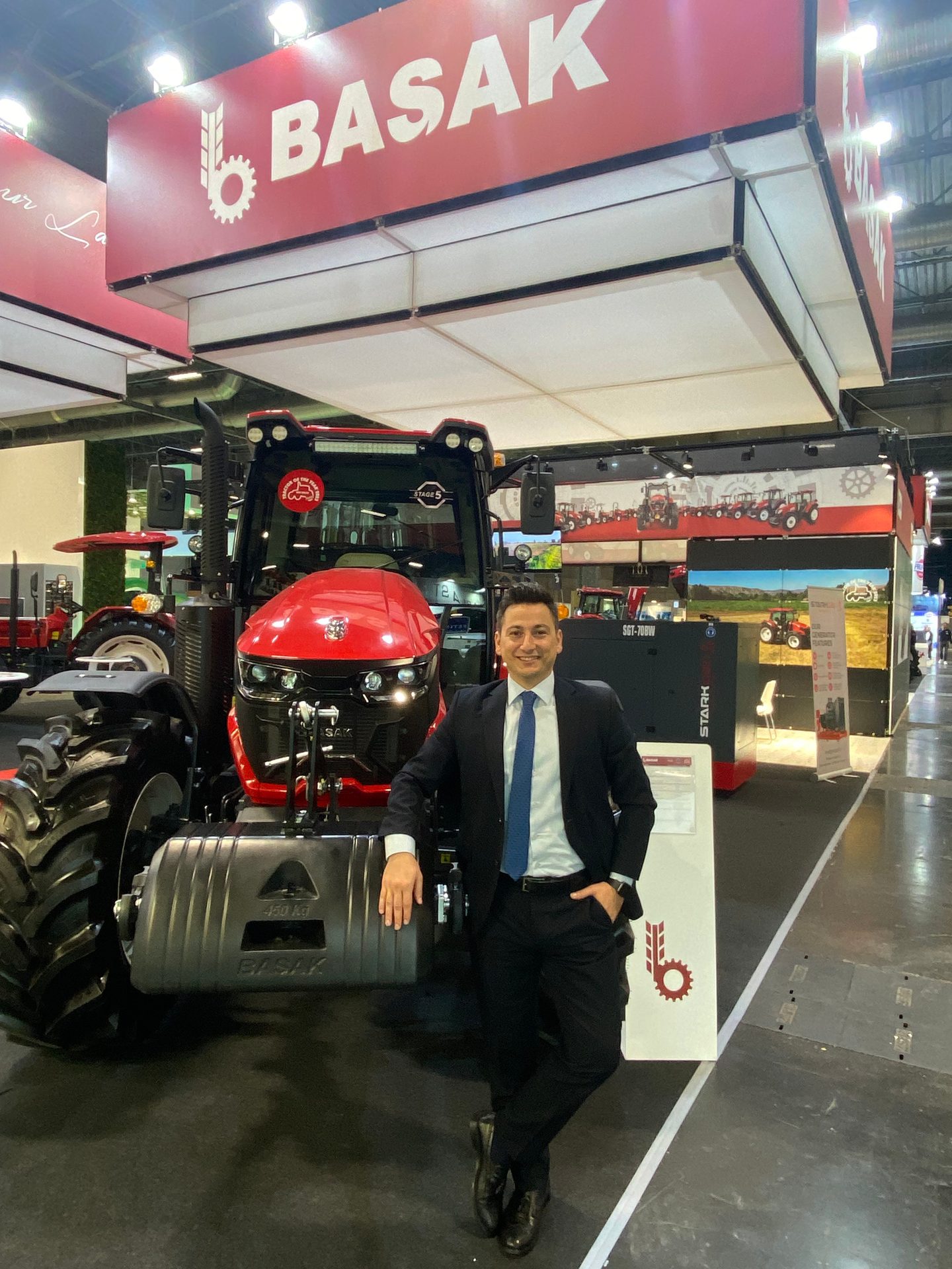 Motor vehicle, Automotive tire, Wheel, Tread, Tractor, Fender