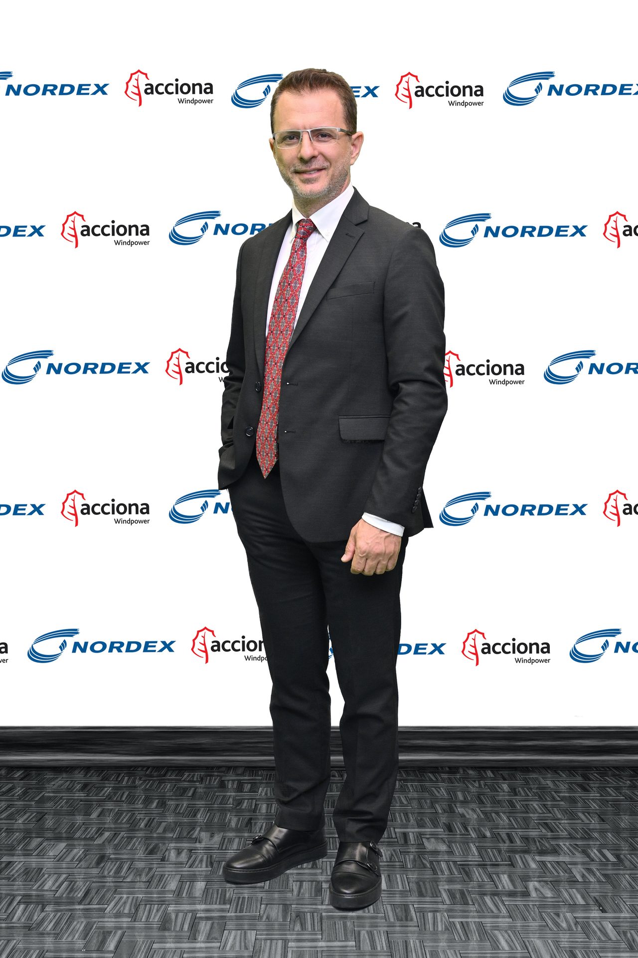 Suit trousers, Dress shirt, Sleeve, Collar