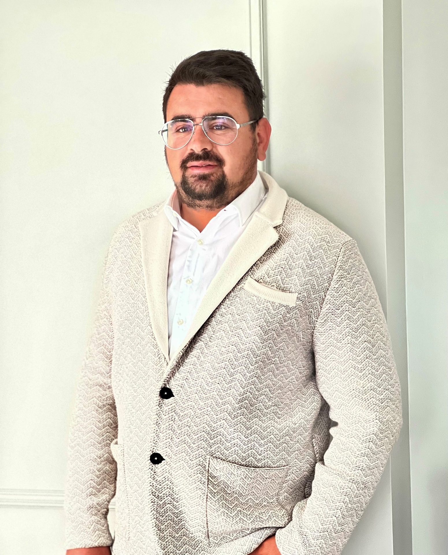 Dress shirt, Vision care, Hair, Glasses, Outerwear, Beard, Neck, Sleeve, Eyewear, Grey