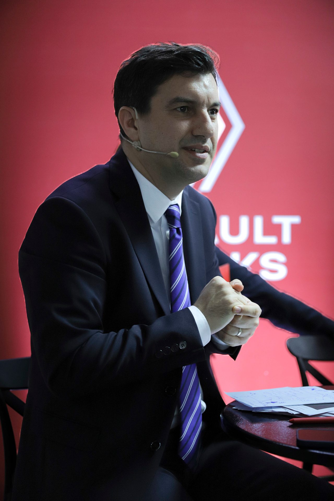 Audio equipment, Dress shirt, Microphone, Coat, Tie, Spokesperson, Suit