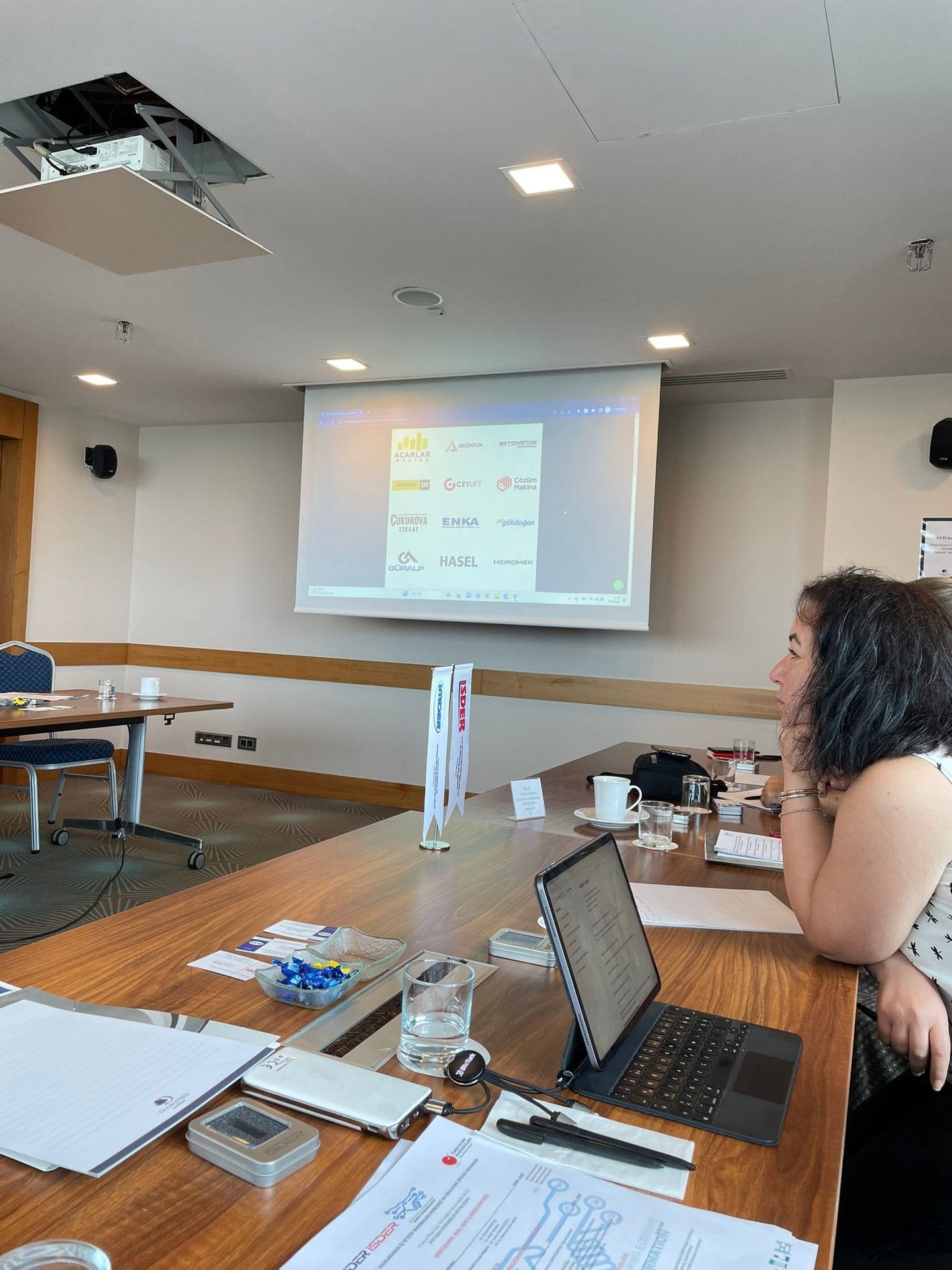 Personal computer, Office supplies, Video projector, Table, Furniture, Laptop, Desk, Building, Tableware