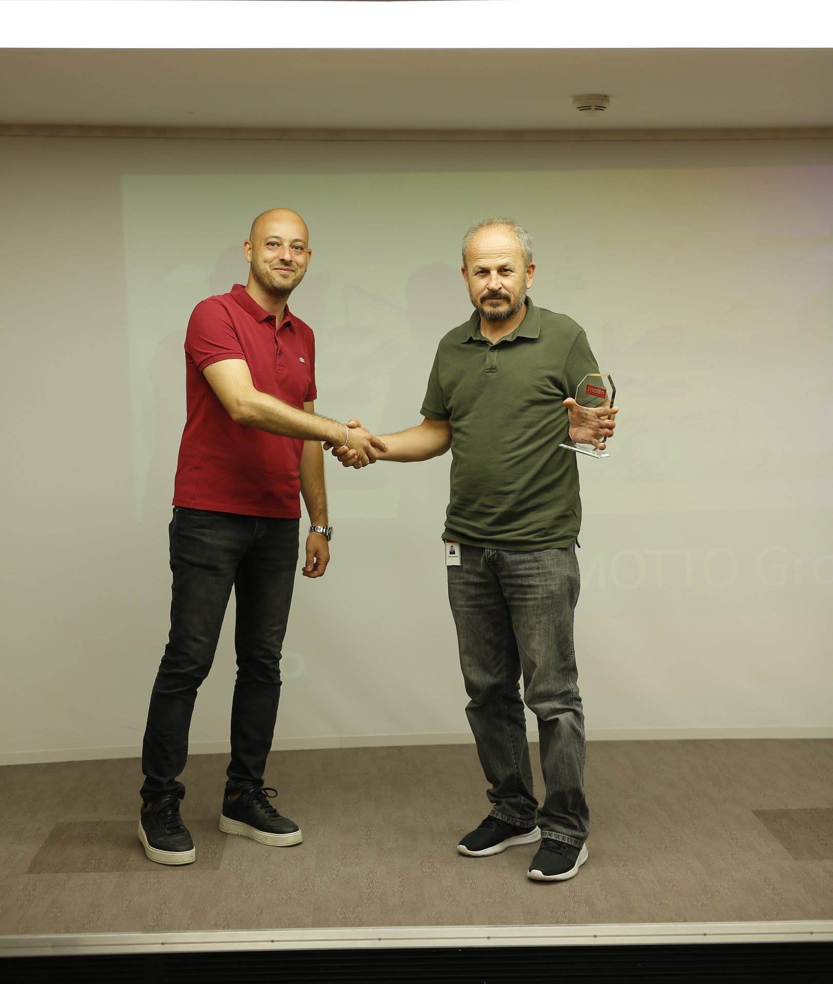 Jeans, Smile, Sleeve, Standing, Gesture
