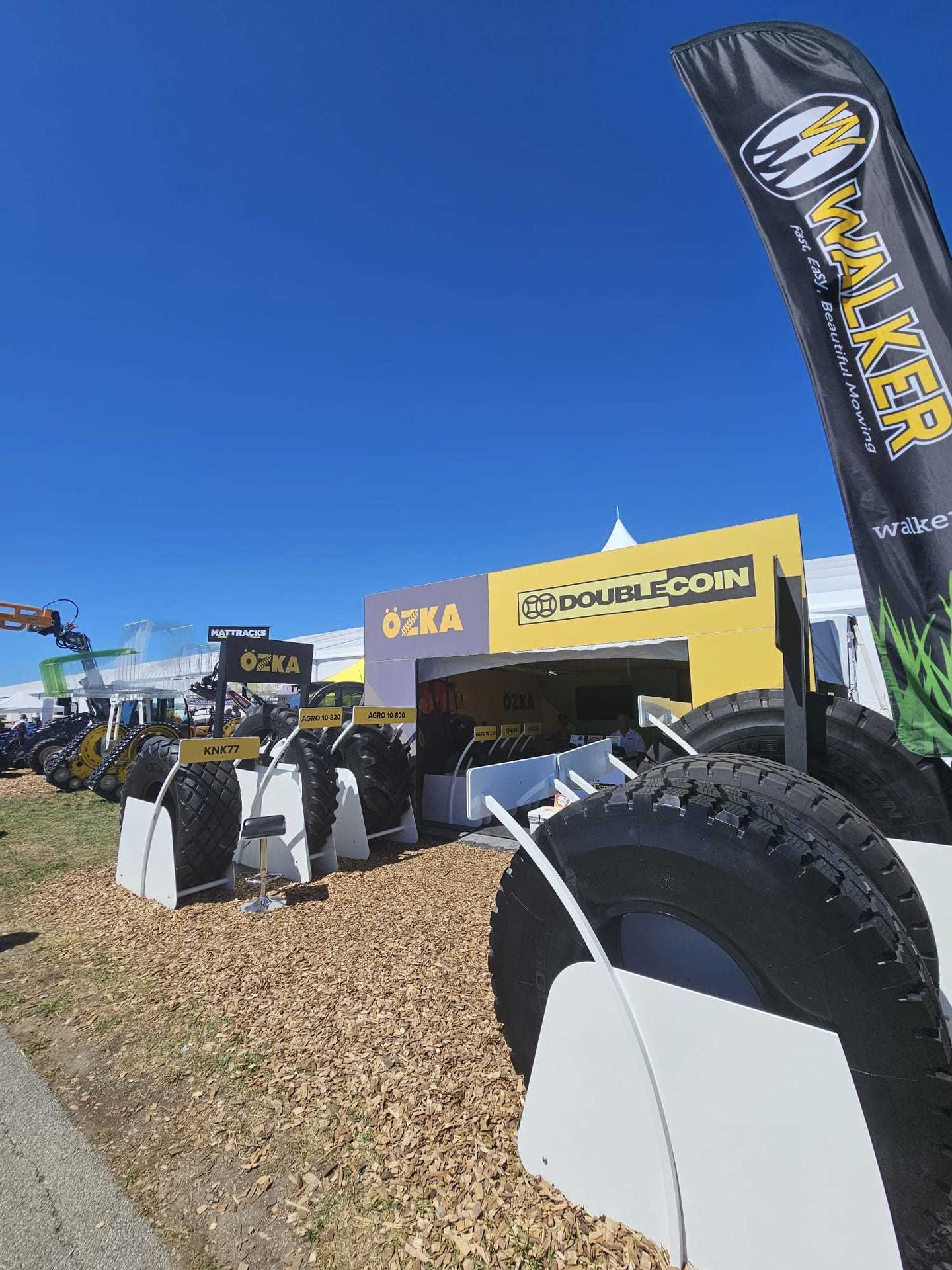 Automotive tire, Motor vehicle, Sky, Wheel, Tread, Asphalt, Fender