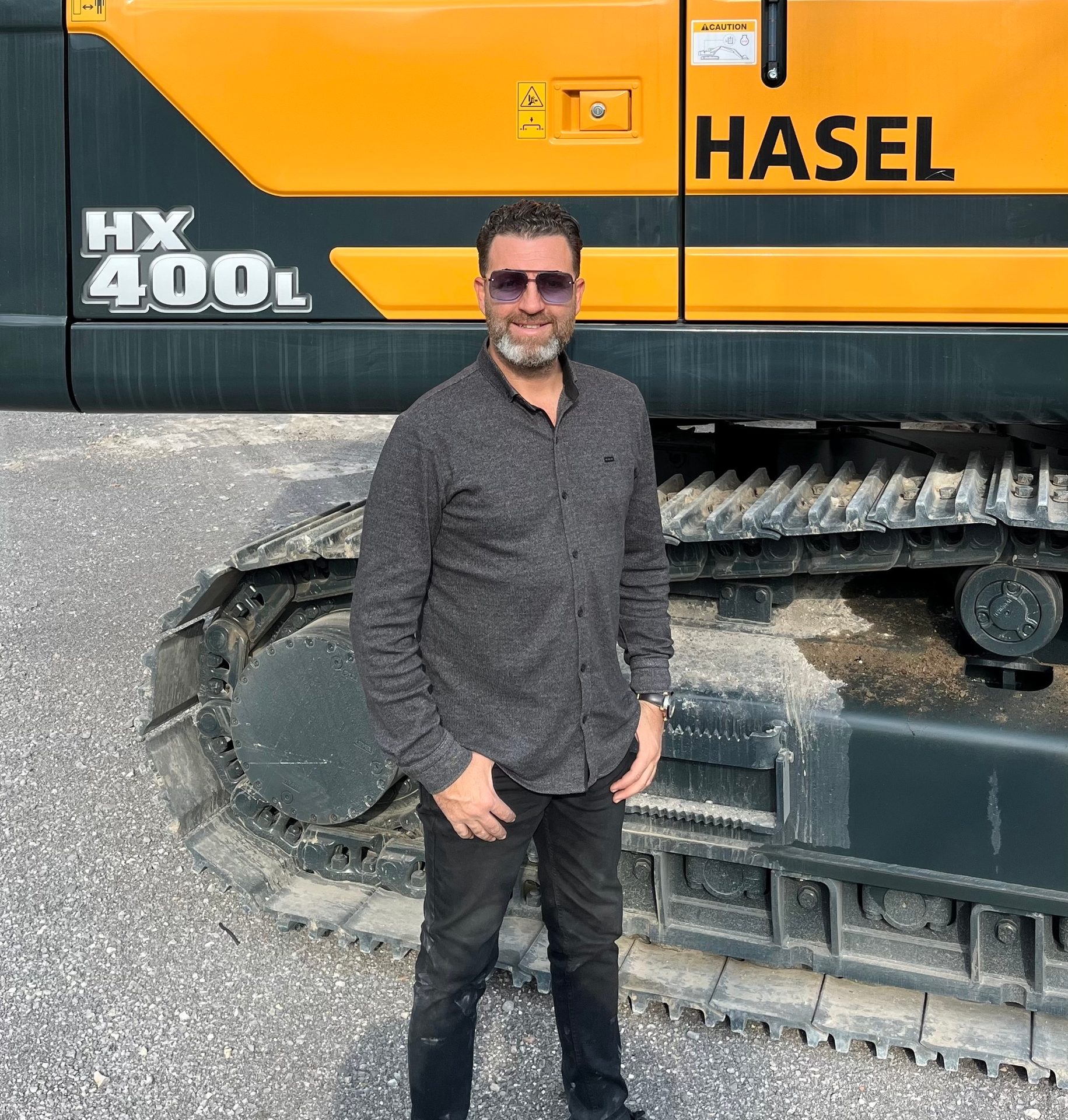 Mode of transport, Automotive tire, Motor vehicle, Wheel, Asphalt, Smile, Sleeve, Truck
