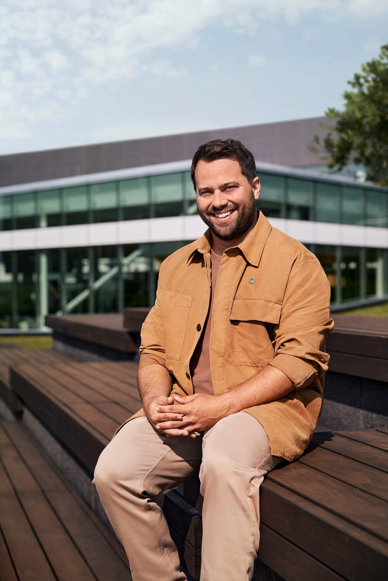 Dress shirt, Flash photography, Smile, Daytime, Photograph, Sky, Cloud, Sleeve, Standing, Yellow
