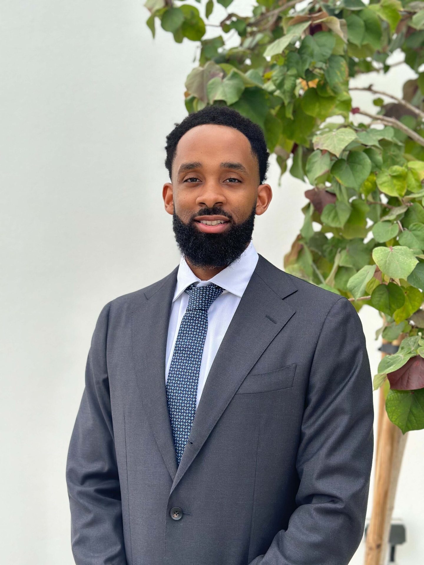 Facial expression, Dress shirt, Smile, Beard, Tie, Sleeve, Standing, Gesture, Happy, Collar