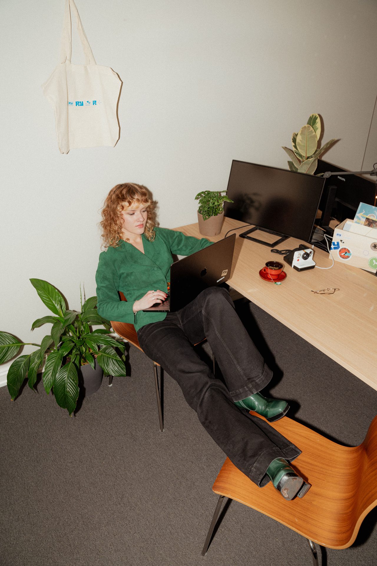 Electronic device, Furniture, Comfort, Desk, Room, Knee
