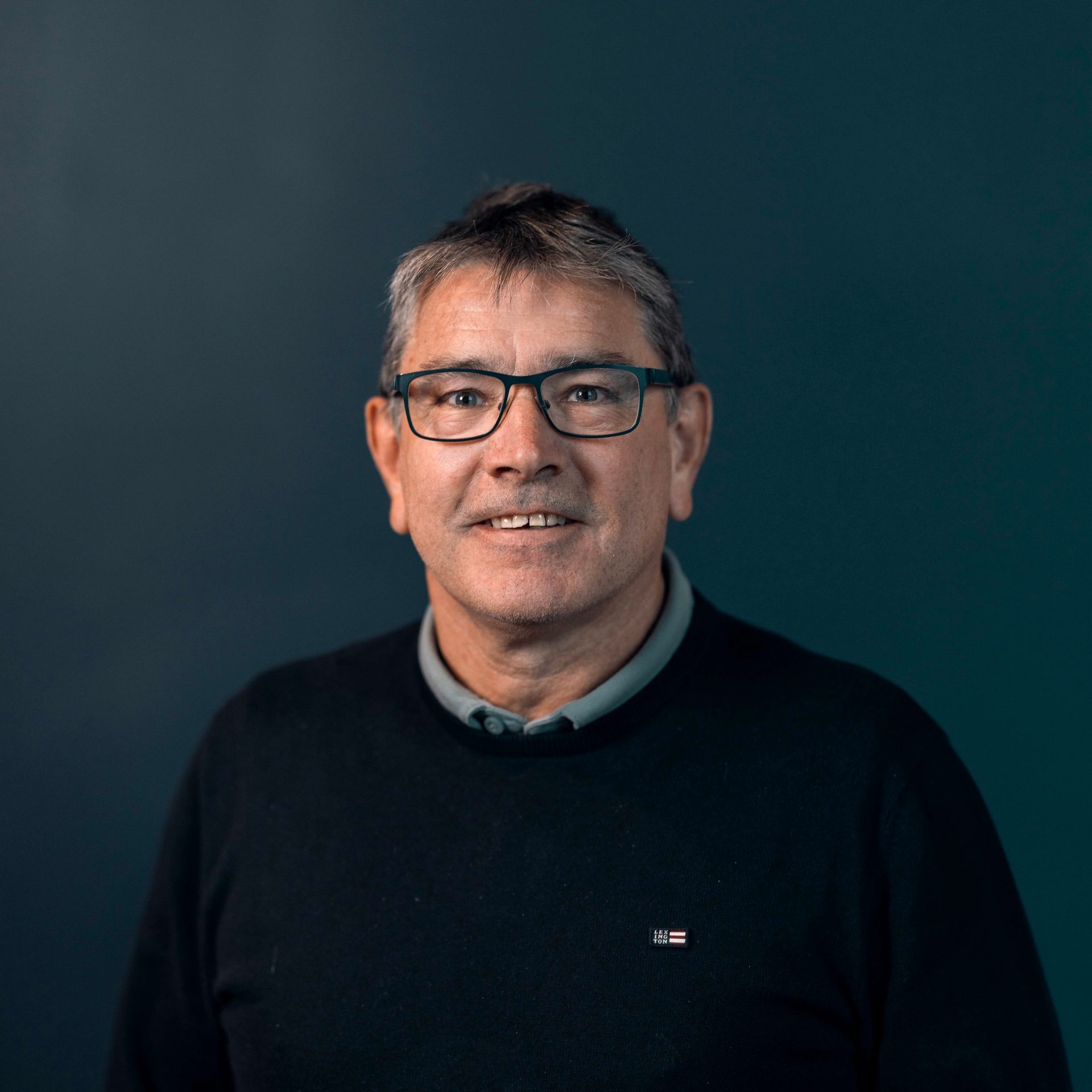 Vision care, Flash photography, Forehead, Glasses, Cheek, Chin, Jaw, Sleeve, Eyewear, Gesture