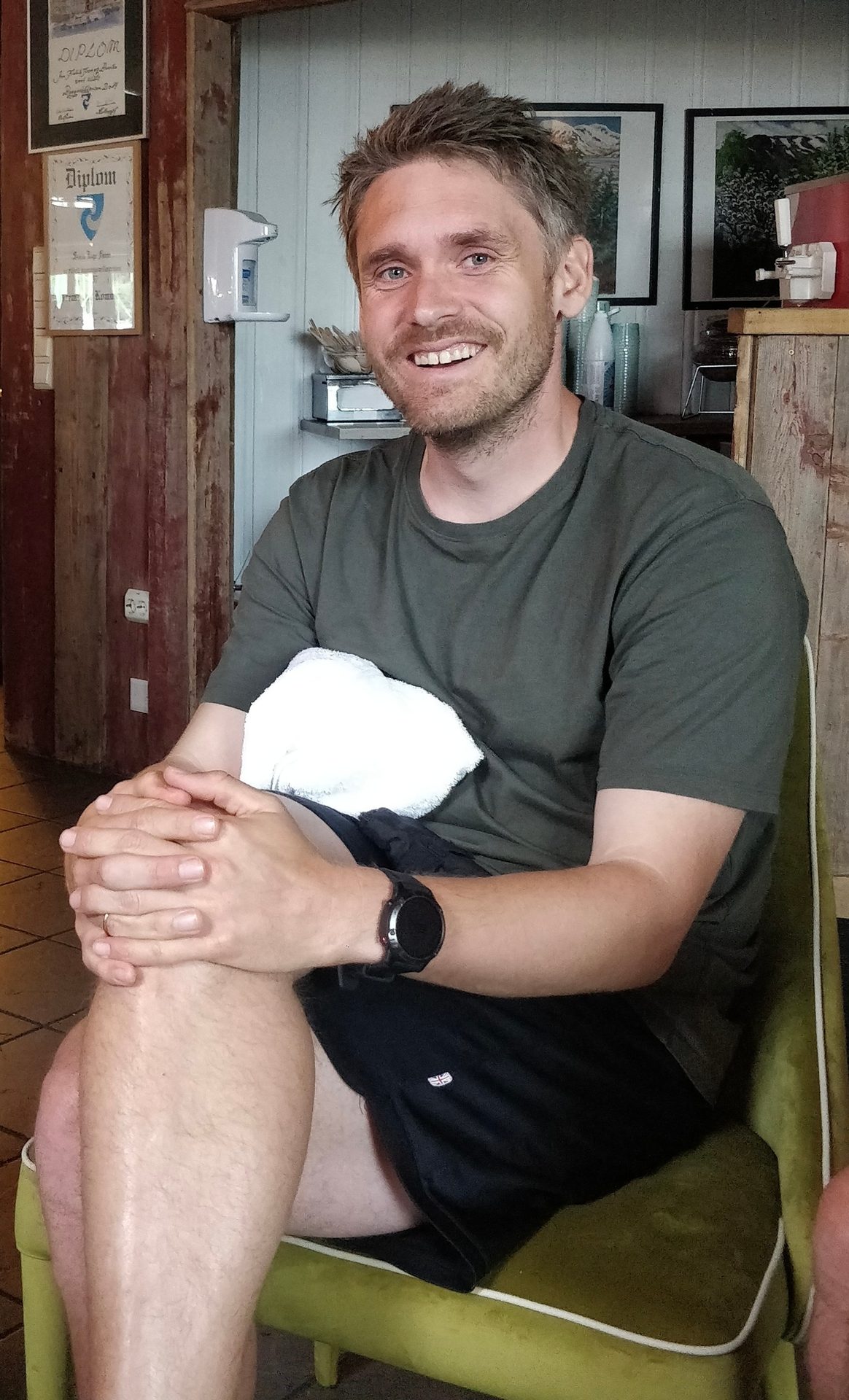 Watch, Joint, Smile, Muscle, Beard, T-shirt, Thigh, Knee, Lap