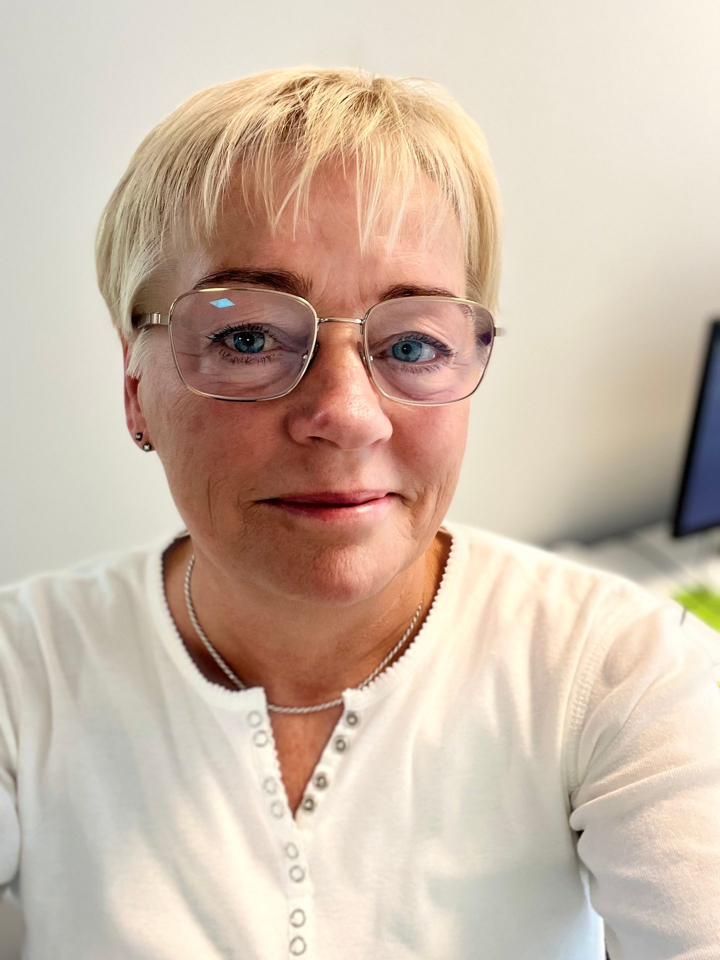 Vision care, Glasses, Smile, Jaw, Sleeve, Eyewear