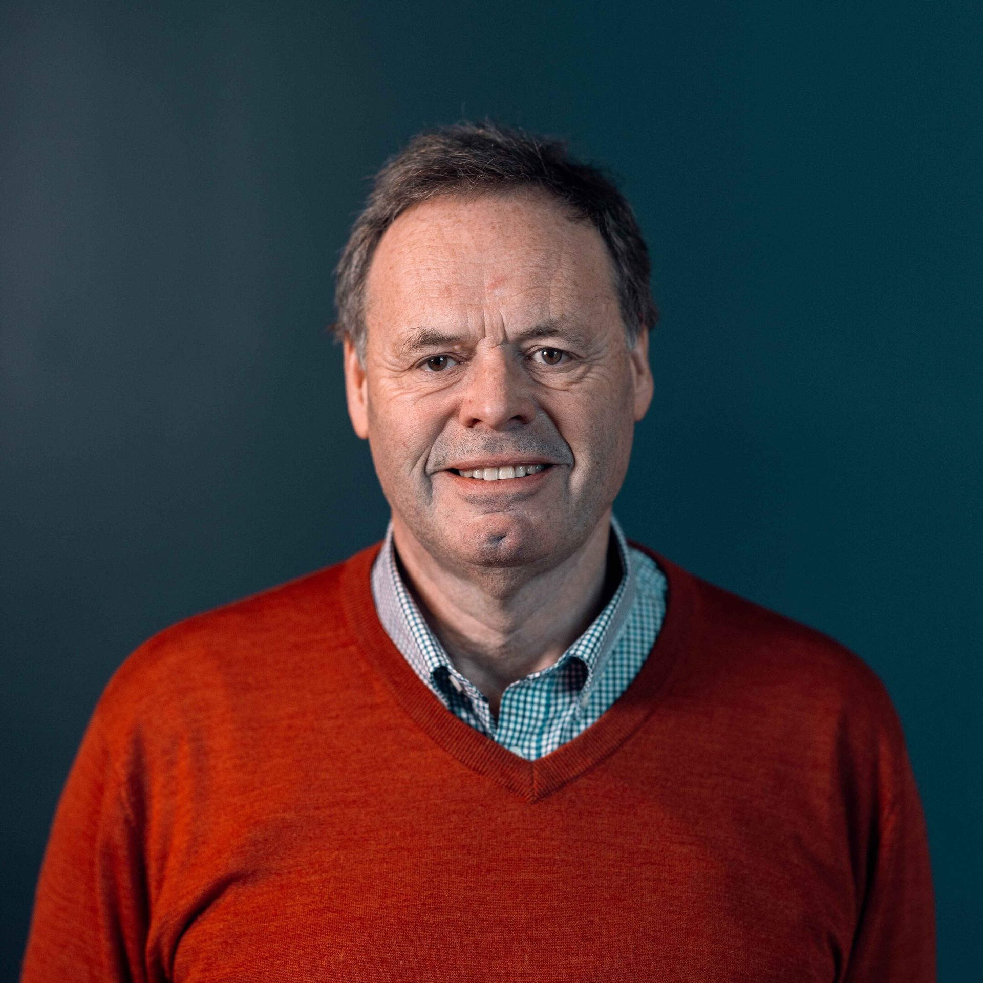 Forehead, Cheek, Chin, Smile, Jaw, Sleeve, Collar