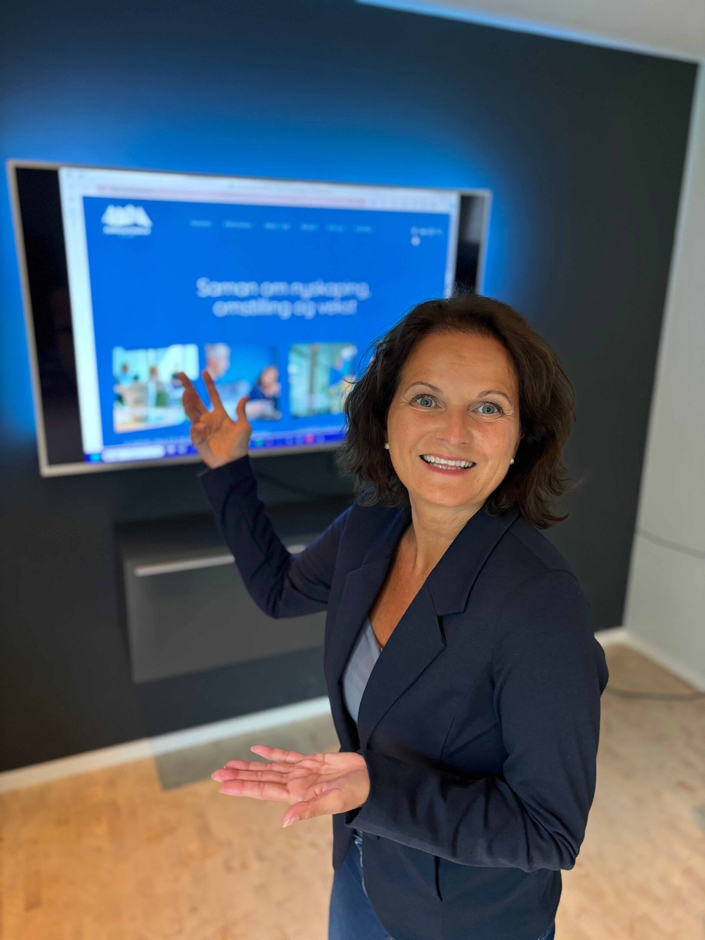 Smile, Coat, Sleeve, Gesture