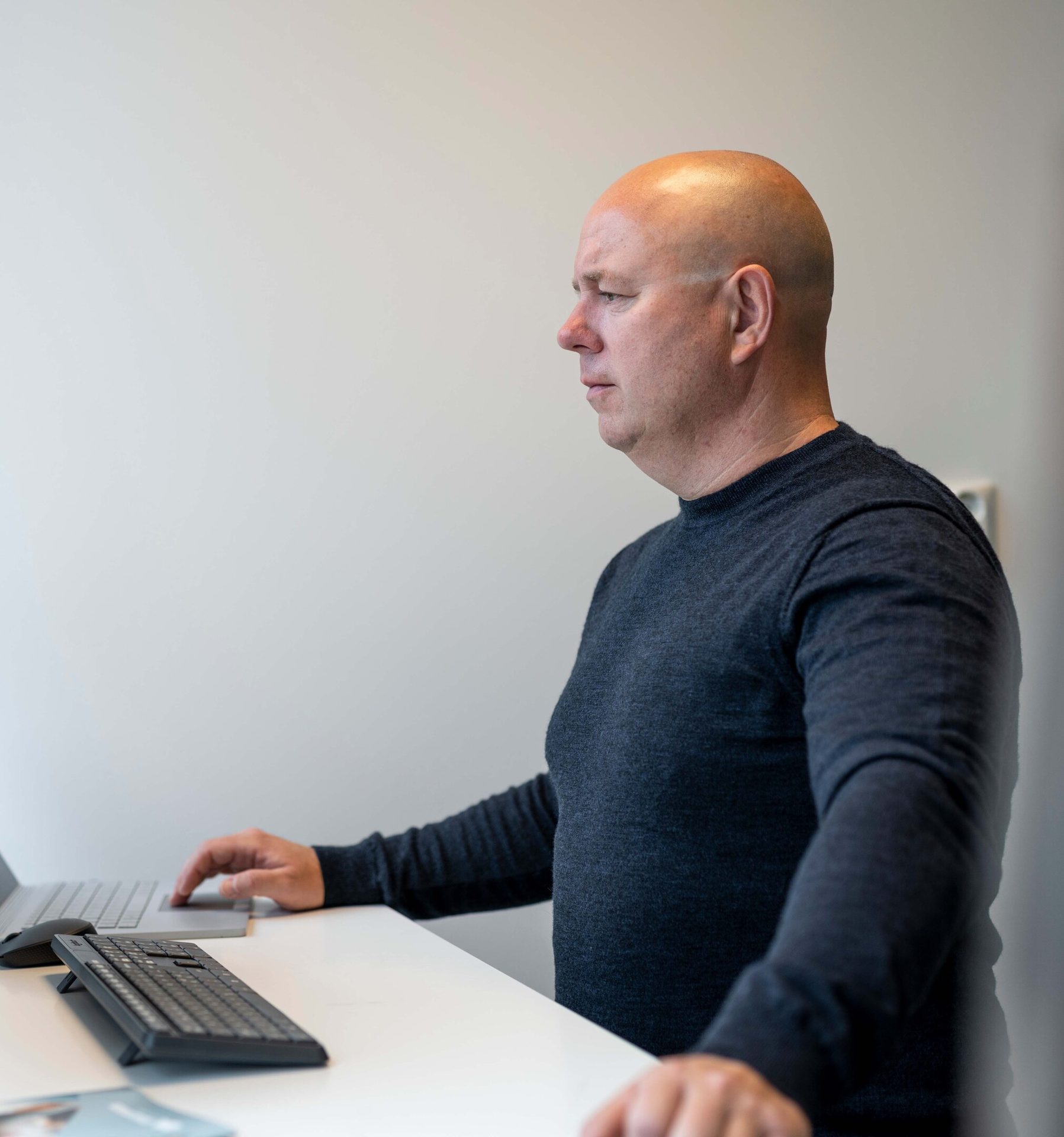 Computer keyboard, Input device, Arm, Table, Sleeve, Desk, Peripheral