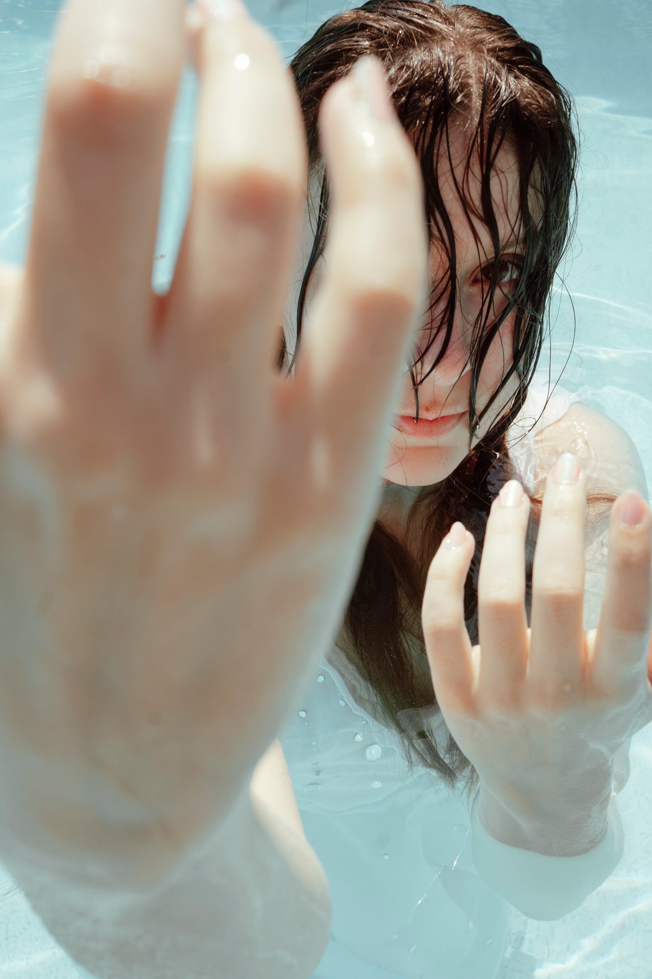 Vision care, Nose, Skin, Hand, Water, Arm, Eyebrow, Eyelash, Mouth, Liquid