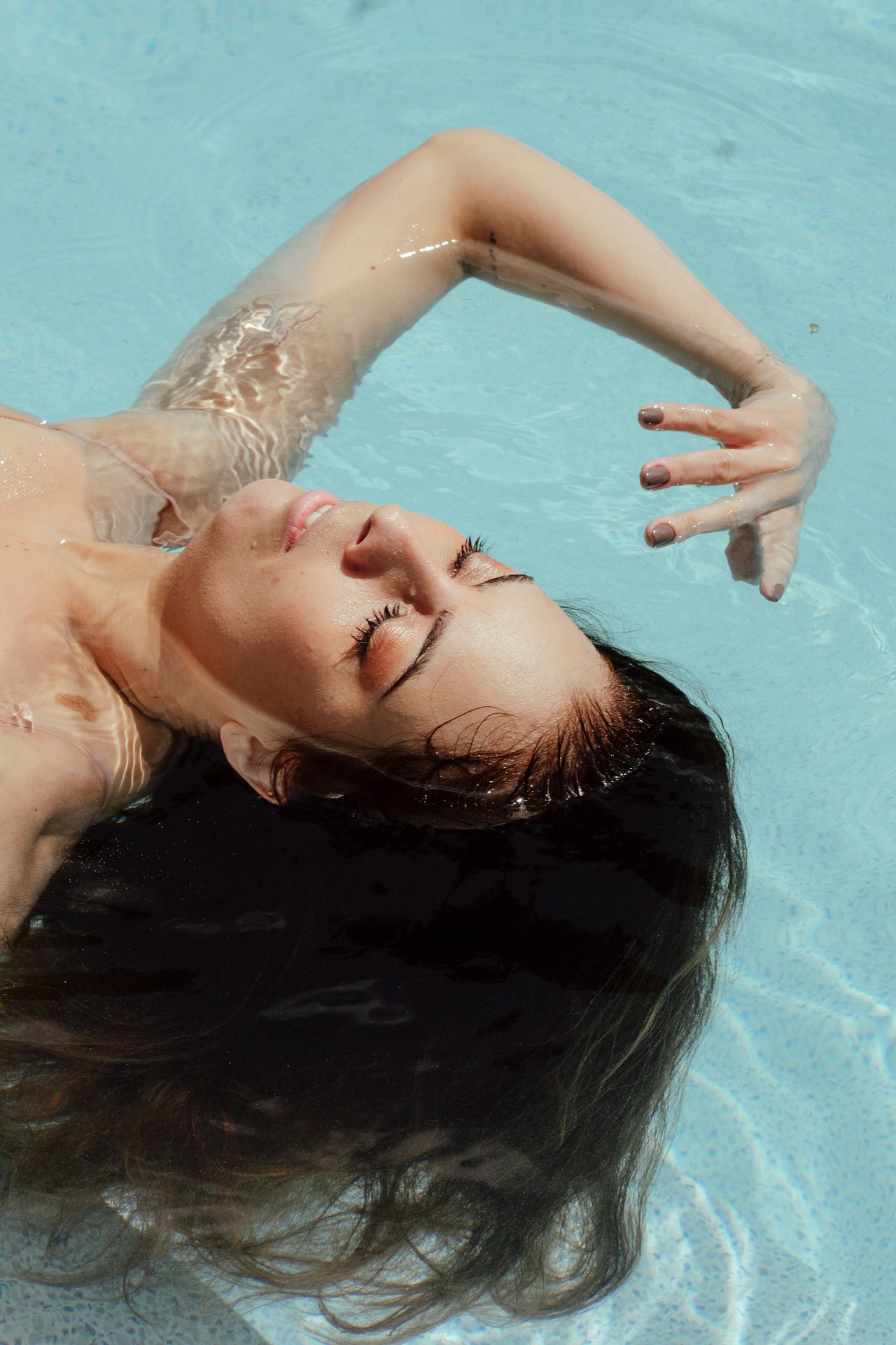 Face, Joint, Water, Skin, Head, Lip, Hairstyle, Shoulder, Arm, Smile